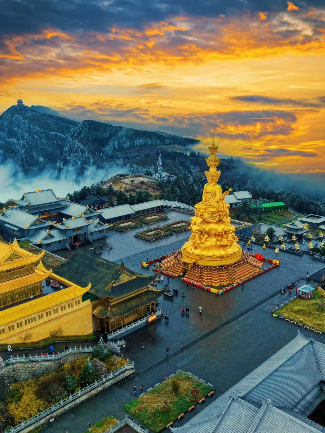 The setting sun dyes the top of Mount Emei golden, and the holy Buddha shines on Mount Emei. In the mist, enjoy the beautiful scenery and start your spiritual pilgrimage.