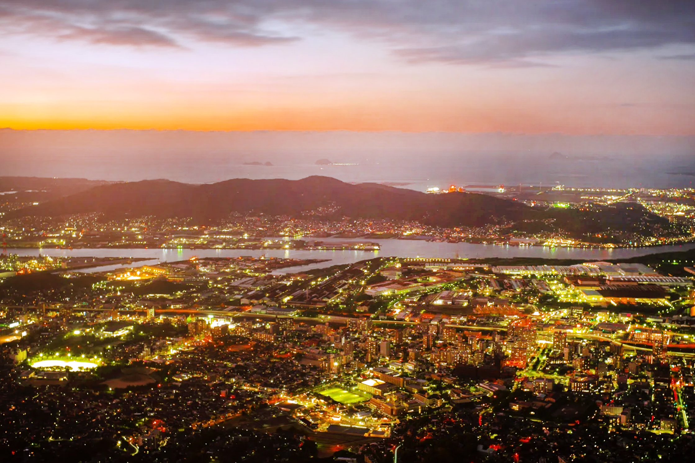 新三大夜景-皿倉山 ，乘坐纜車到皿倉山展望臺，夜幕降臨，城市的燈火逐漸亮起，勾勒出一片璀璨的燈海，將福岡這座城市的繁華與活力景象展現的淋漓盡致。