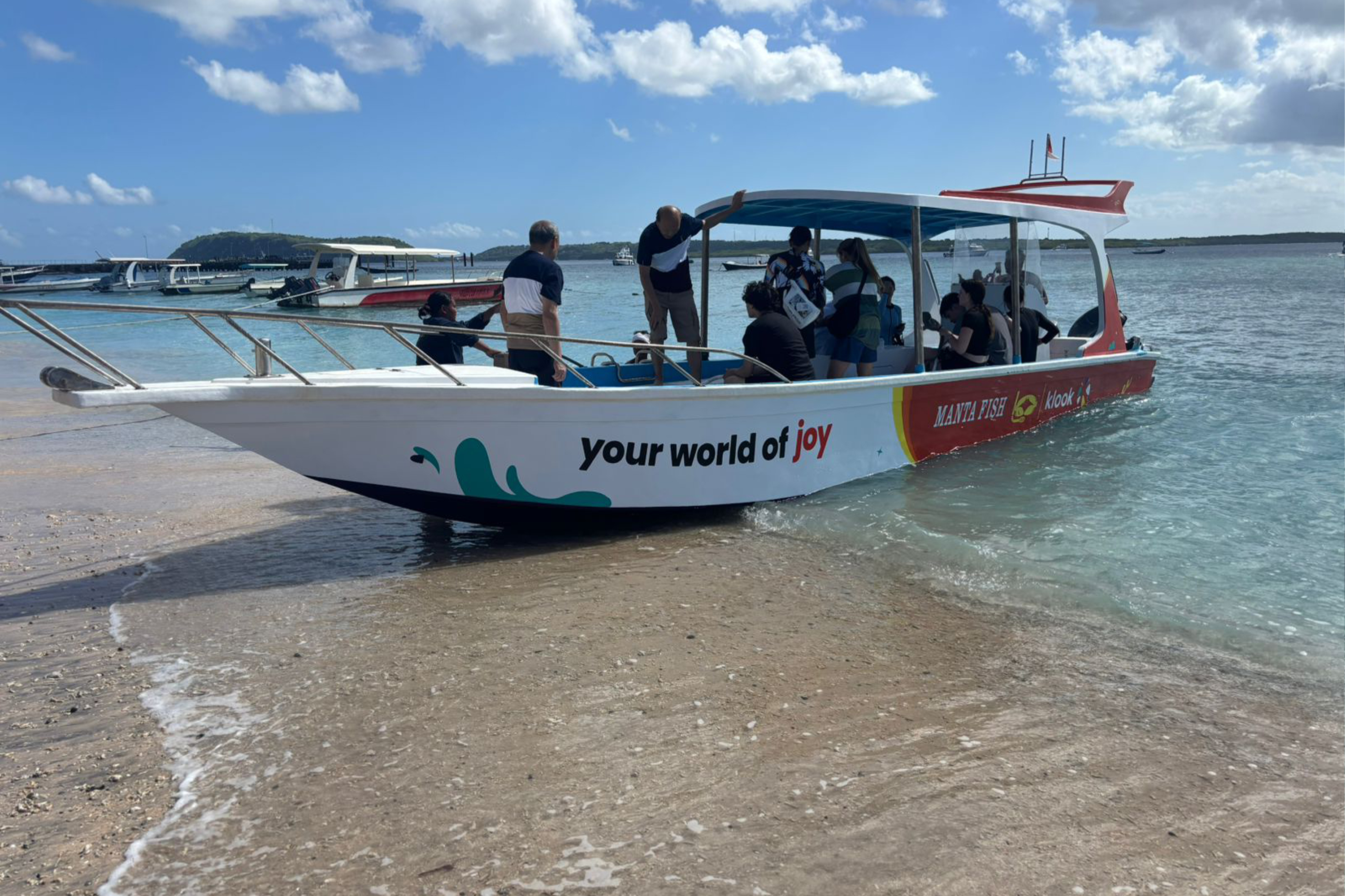 Meet your new friends who are also joining you on a snorkeling trip with manta fish