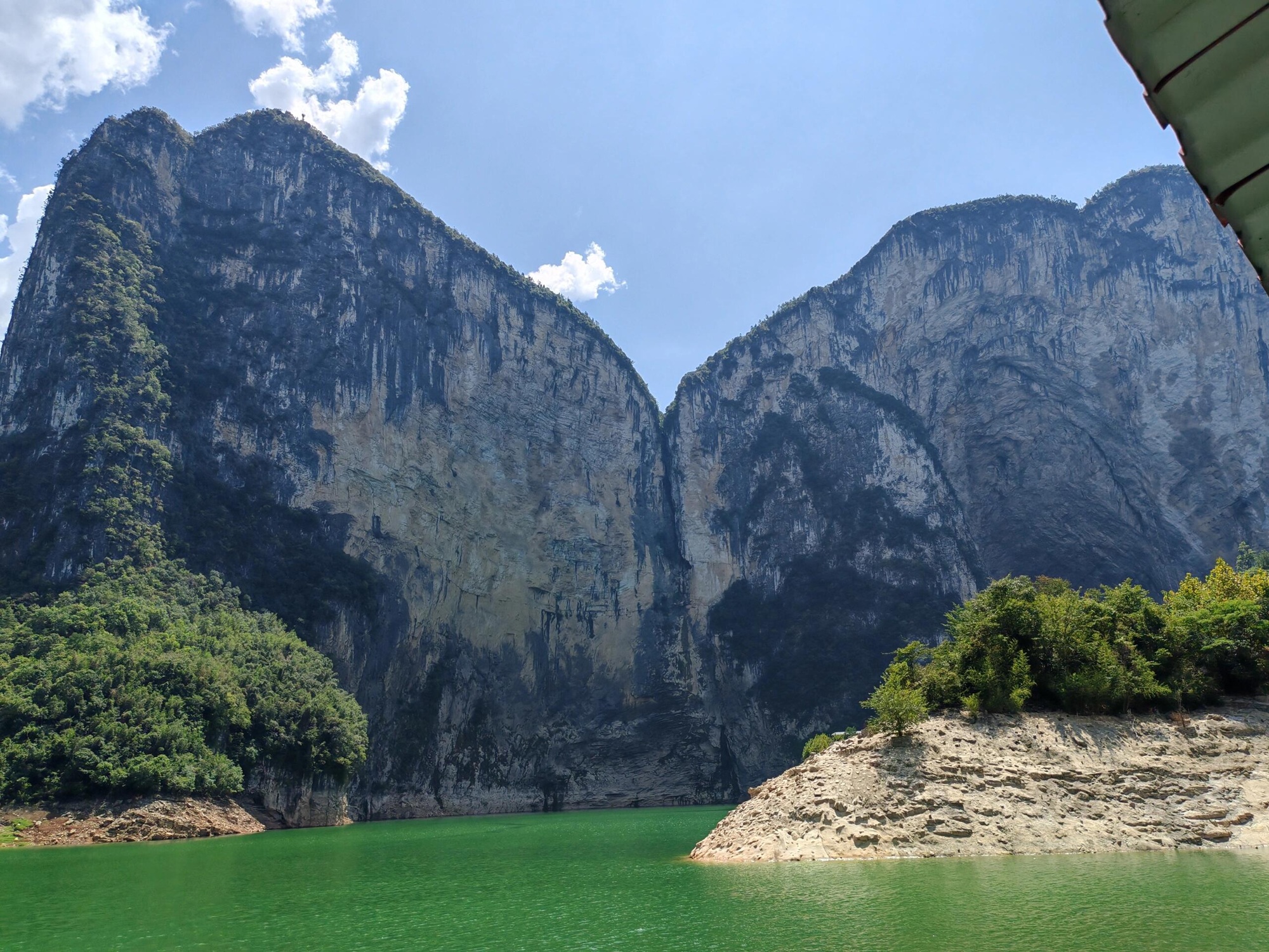 青山對峙，碧水如練。藍天與綠意交織，大自然的鬼斧神工在此鐫刻，繪就絕美的山水詩章
