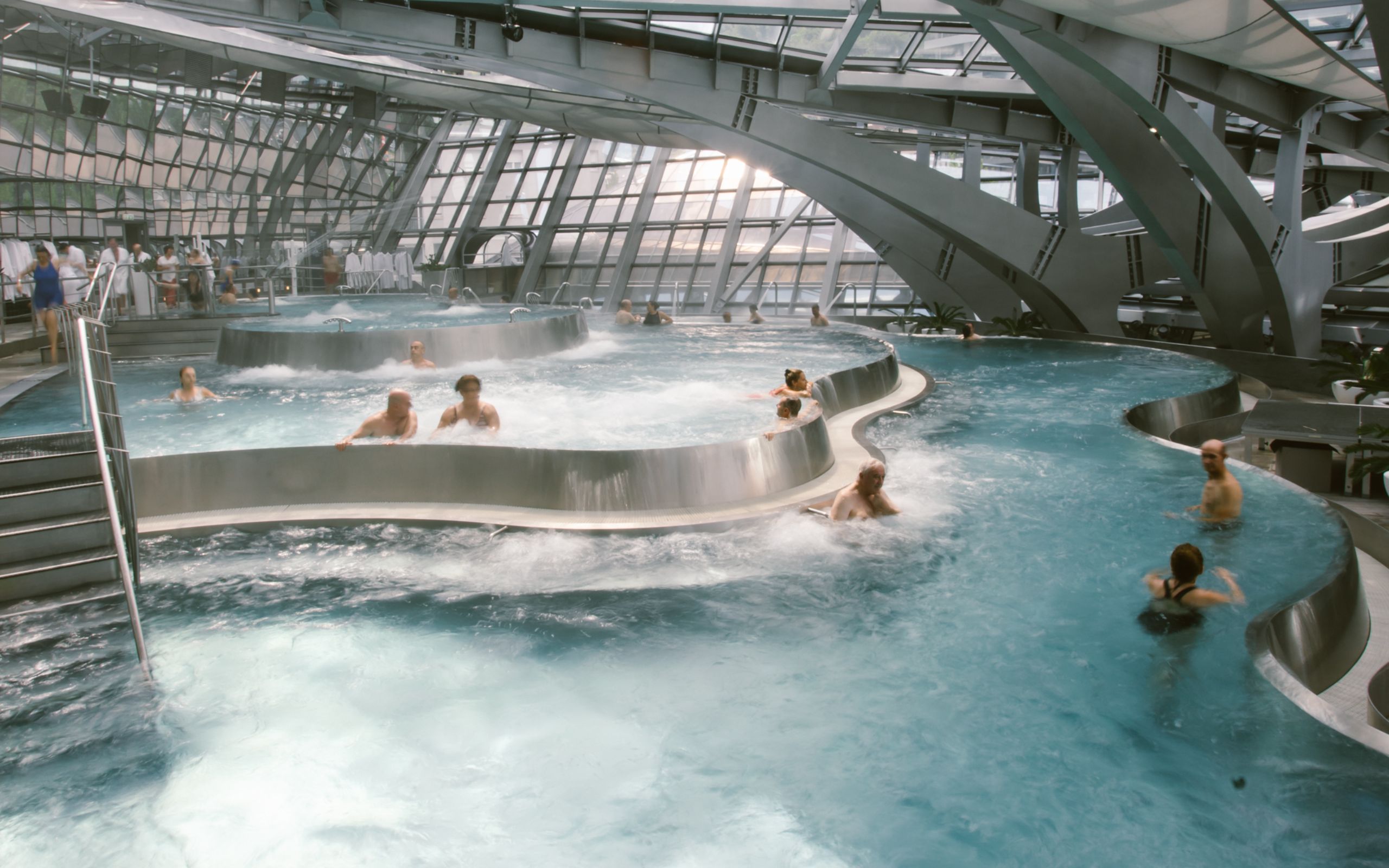 Let the gentle, colorful light and powerful water jets soothe your muscles in this therapeutic jacuzzi