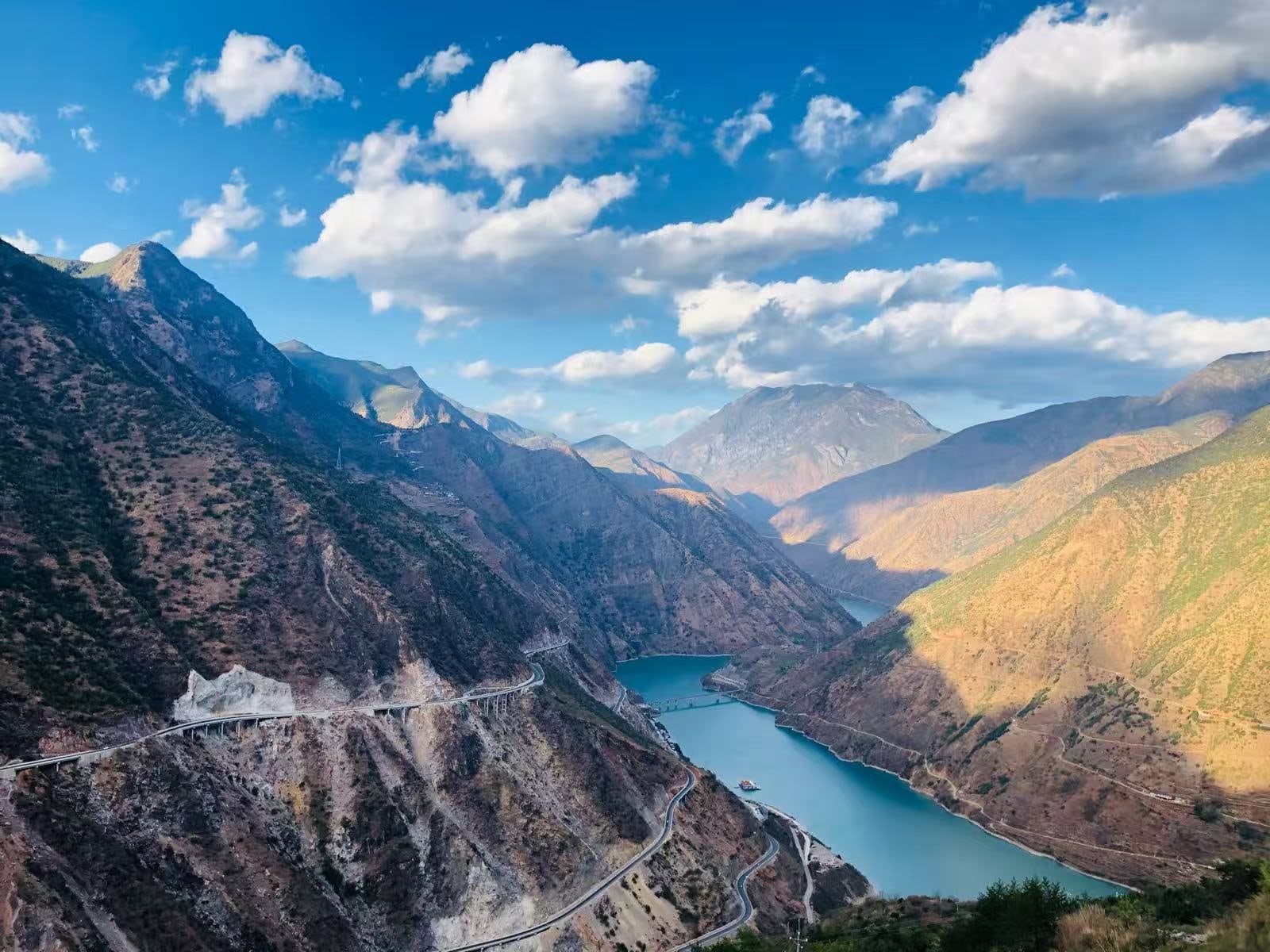 【麗寧十八彎】金沙江峽谷一帶,短短20餘公里的距離內海拔高低落差達1000餘米,形成著名的十八彎奇景。 【麗寧十八彎】金沙江峽谷一帶,短短20餘公里的距離內海拔高低落差達1000餘米,形成著名的十八彎奇景。