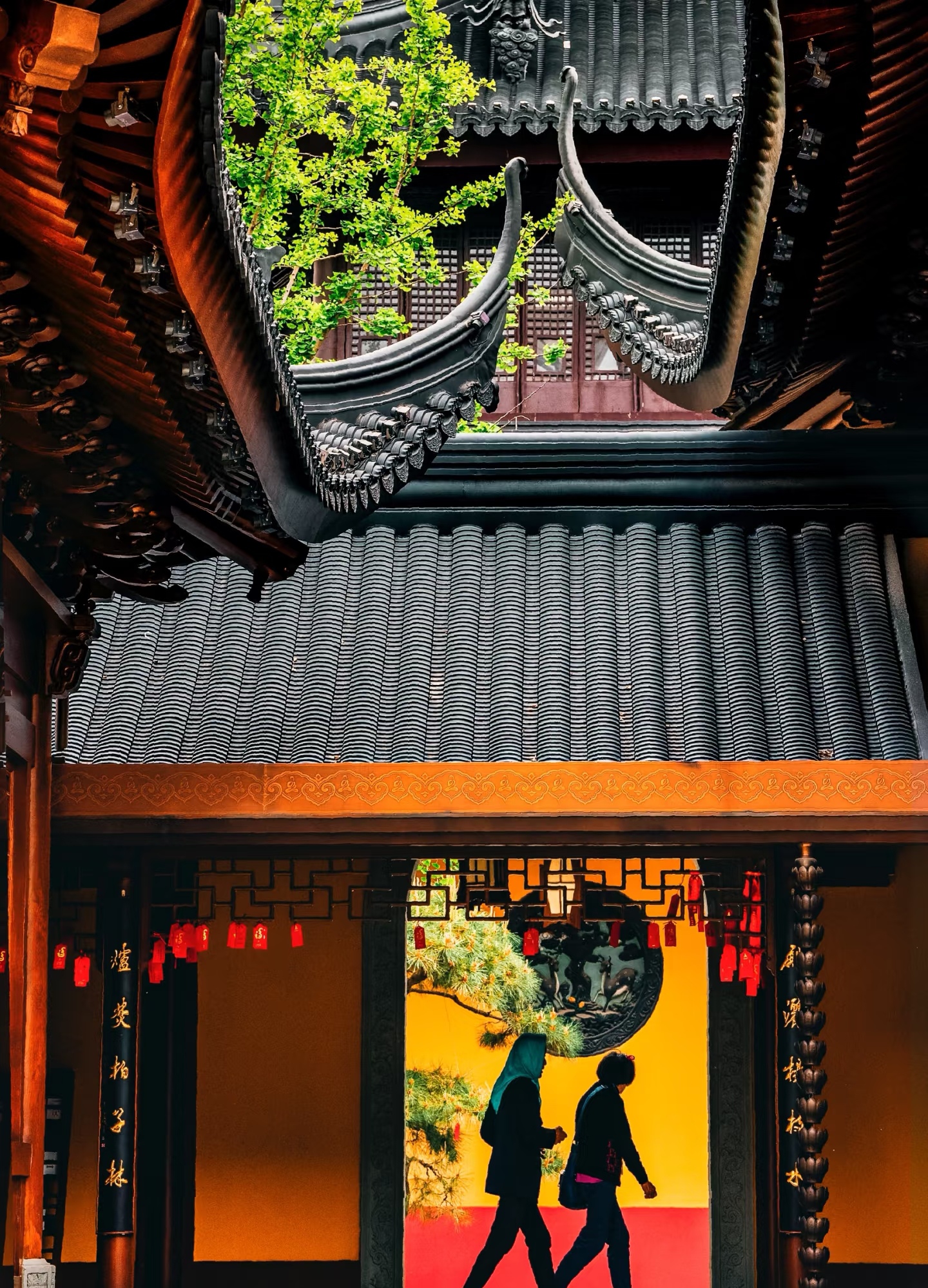 One-day tour of Shanghai's best attractions (Yu Garden + The Bund + Jade Buddha Temple + Tea Tasting Experience)