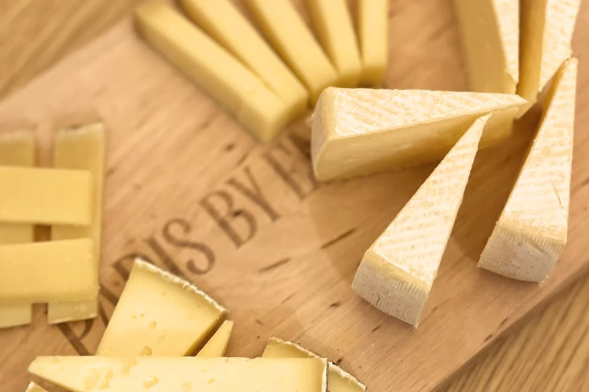 在巴黎美景的環繞下，盡享極致奢華的味蕾體驗。