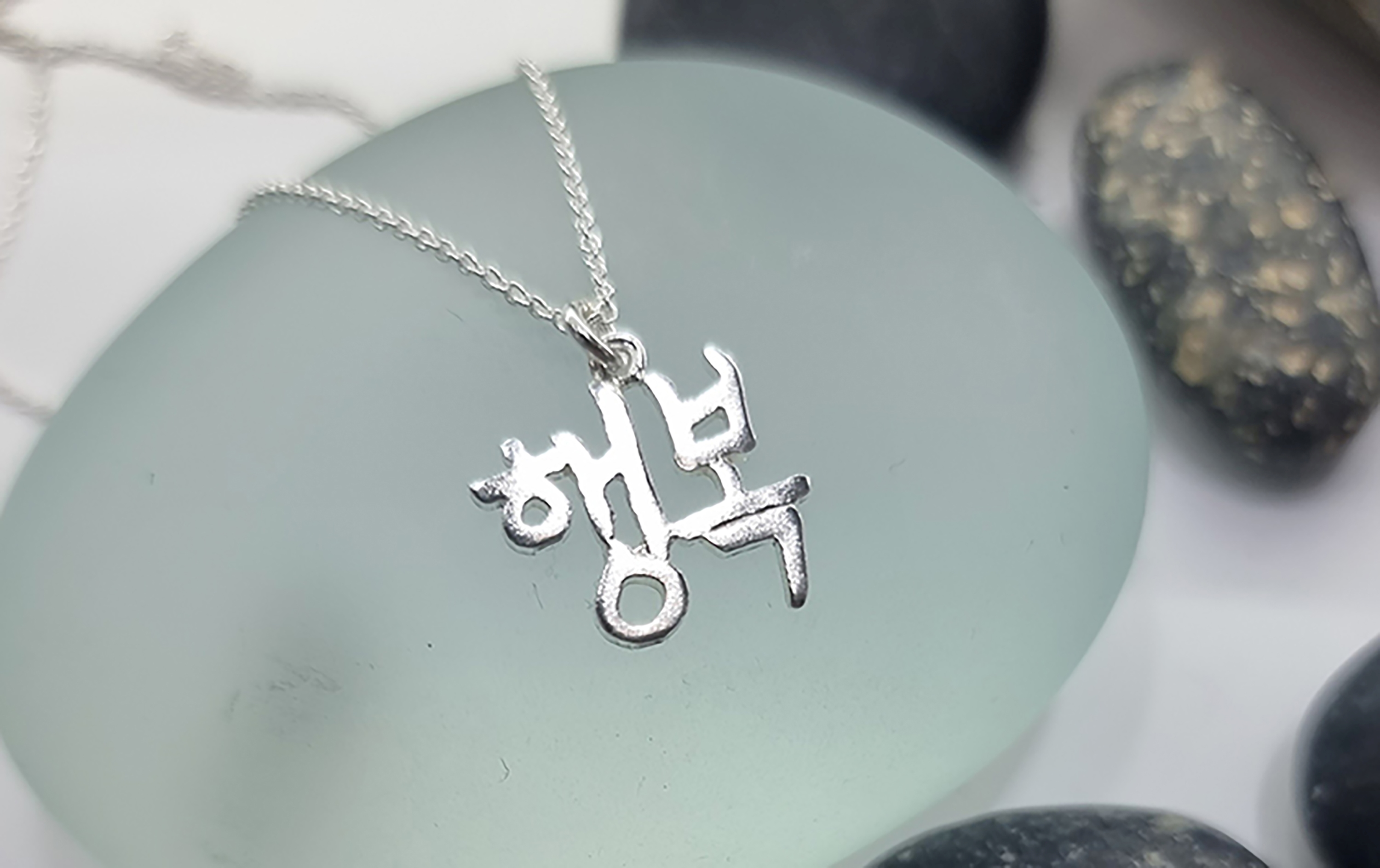 「幸福」項鍊，祝您有個美好的一天！！