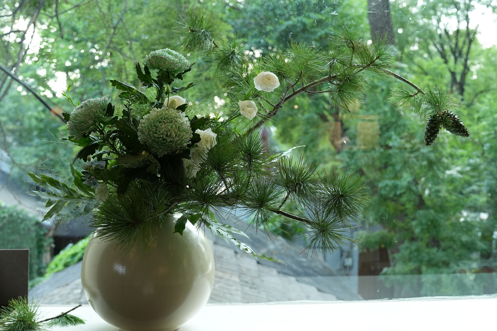 茶舍內花藝陳設，松枝與白花相襯，自然清新，添幾分禪意