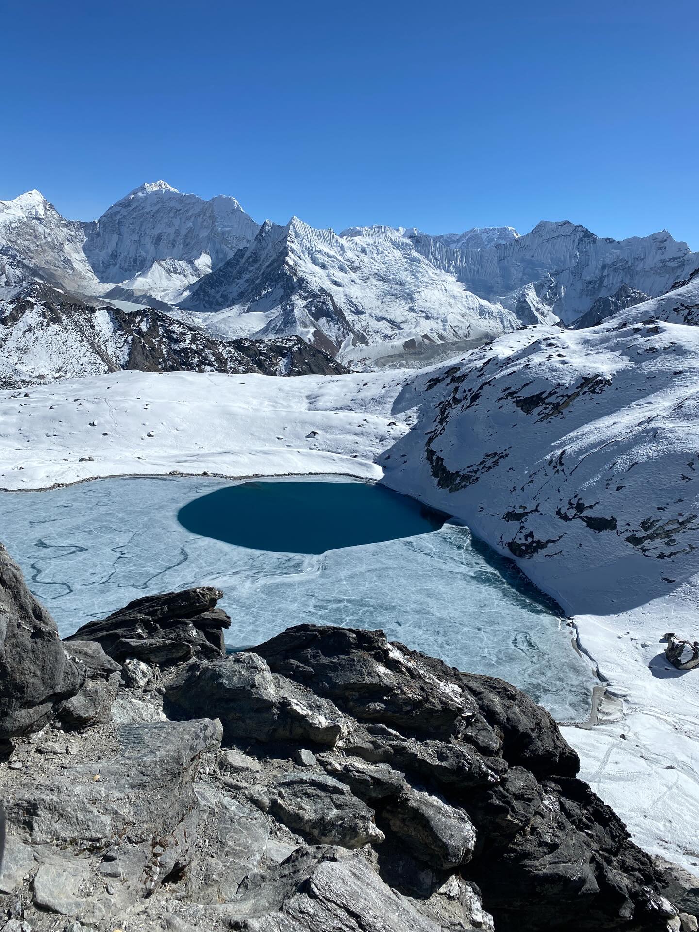 尼泊爾聖母峰地區「三隘口健行」路線上,一座冰封的高山湖泊 尼泊爾聖母峰地區「三隘口健行」路線上,一座冰封的高山湖泊