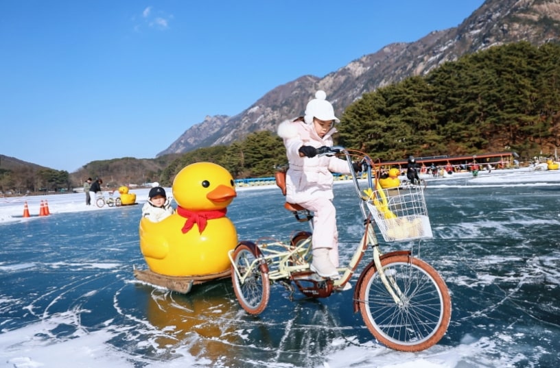 隨著12月的到來，山井湖 (Sanjeong Lake) 搖身一變成為冬季仙境。原本靜止的湖水凝結成閃閃發光的冰面，將湖泊變成一個令人驚嘆的天然溜冰場，依偎在白雪皚皚的山脊之中。
