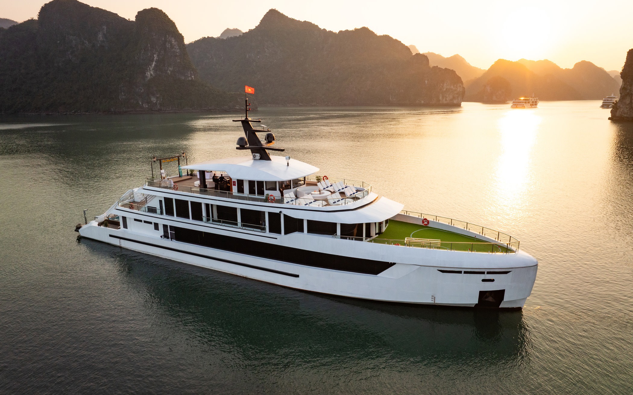 Hera Luxury Day Cruise: Ha Long Bay & Lan Ha Bay Tour