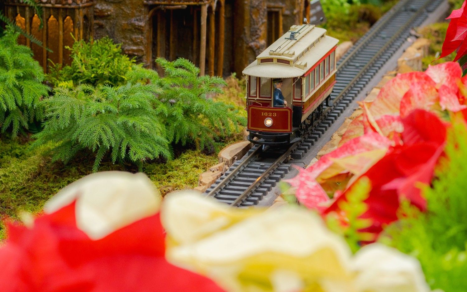 每個微縮景觀均由棕櫚葉、松果和肉桂棒等天然材料製成