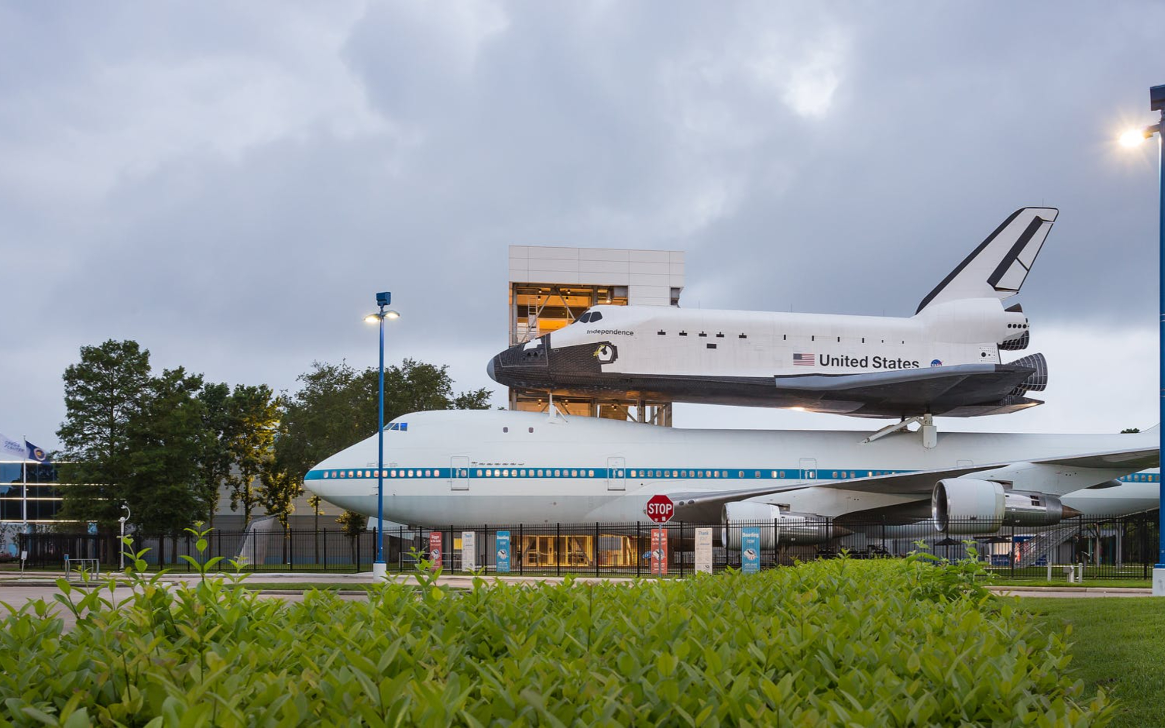 賓客們可以在明亮的德克薩斯州天空下，欣賞戶外展出的巨型航天器。