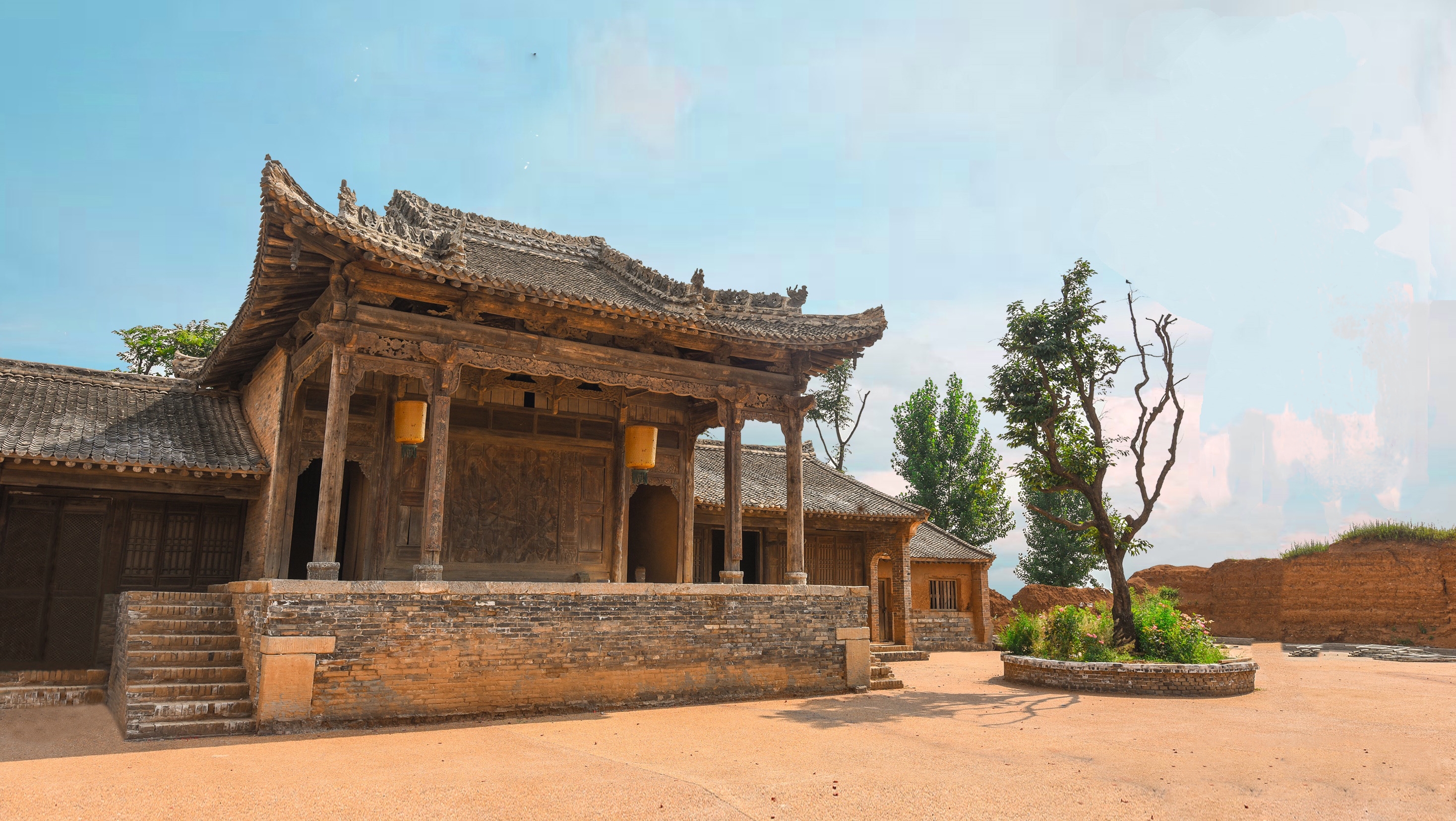 古戲臺建築特寫,木質架構、磚瓦細節盡顯古樸,旁側枯樹與綠植對比,藍天為幕,傳遞出關中傳統民俗場所的滄桑韻味與歷史質感 古戲臺建築特寫,木質架構、磚瓦細節盡顯古樸,旁側枯樹與綠植對比,藍天為幕,傳遞出關中傳統民俗場所的滄桑韻味與歷史質感