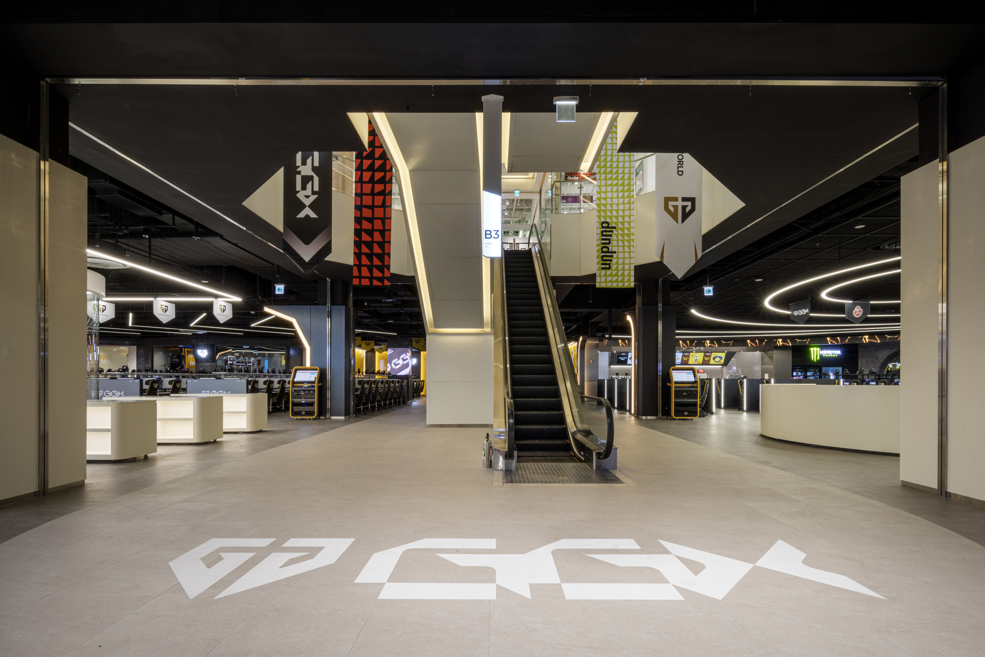 GGX is directly connected to Dongdaemun History & Culture Park Station (Lines 2, 4, and 5), making it easy to come and go at any time. It's also just a 7-minute walk from the Incheon Airport bus stop — the perfect place to stop by and enjoy before your fl