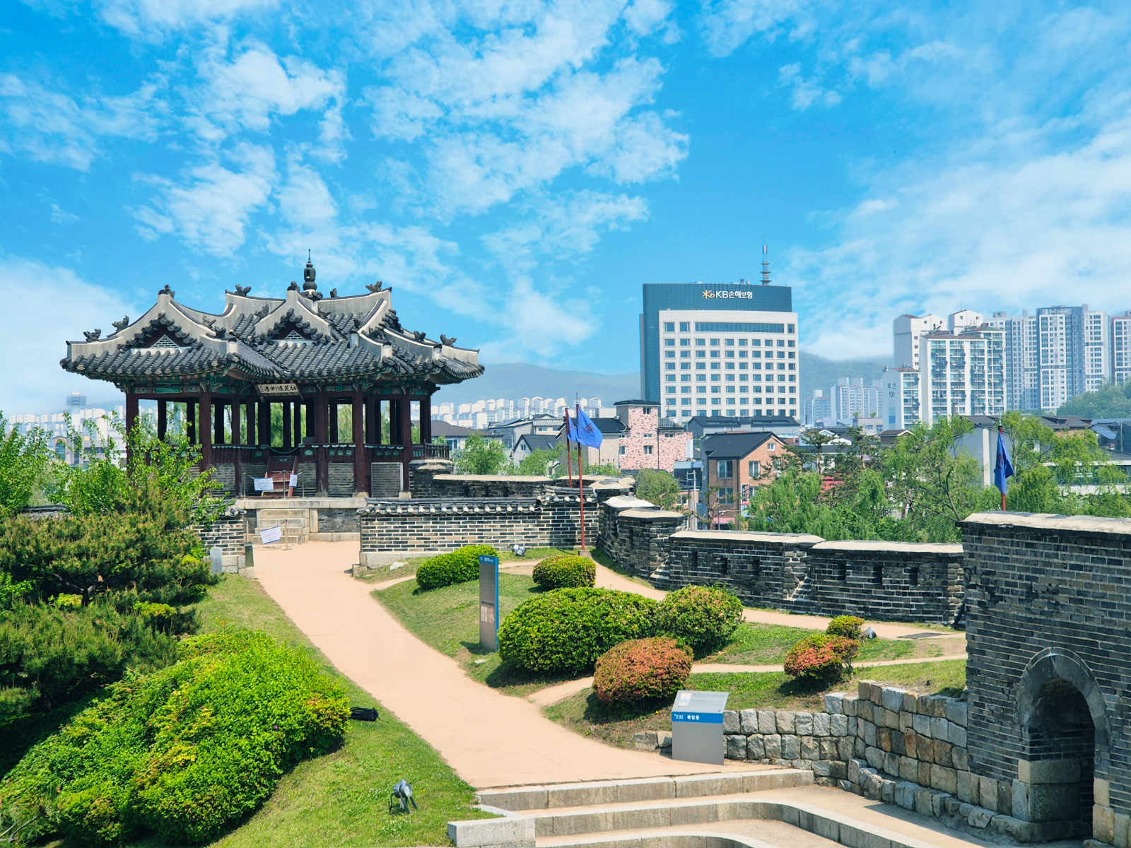 探索傳統建築、皇家故事和朝鮮歷史——水原華城。