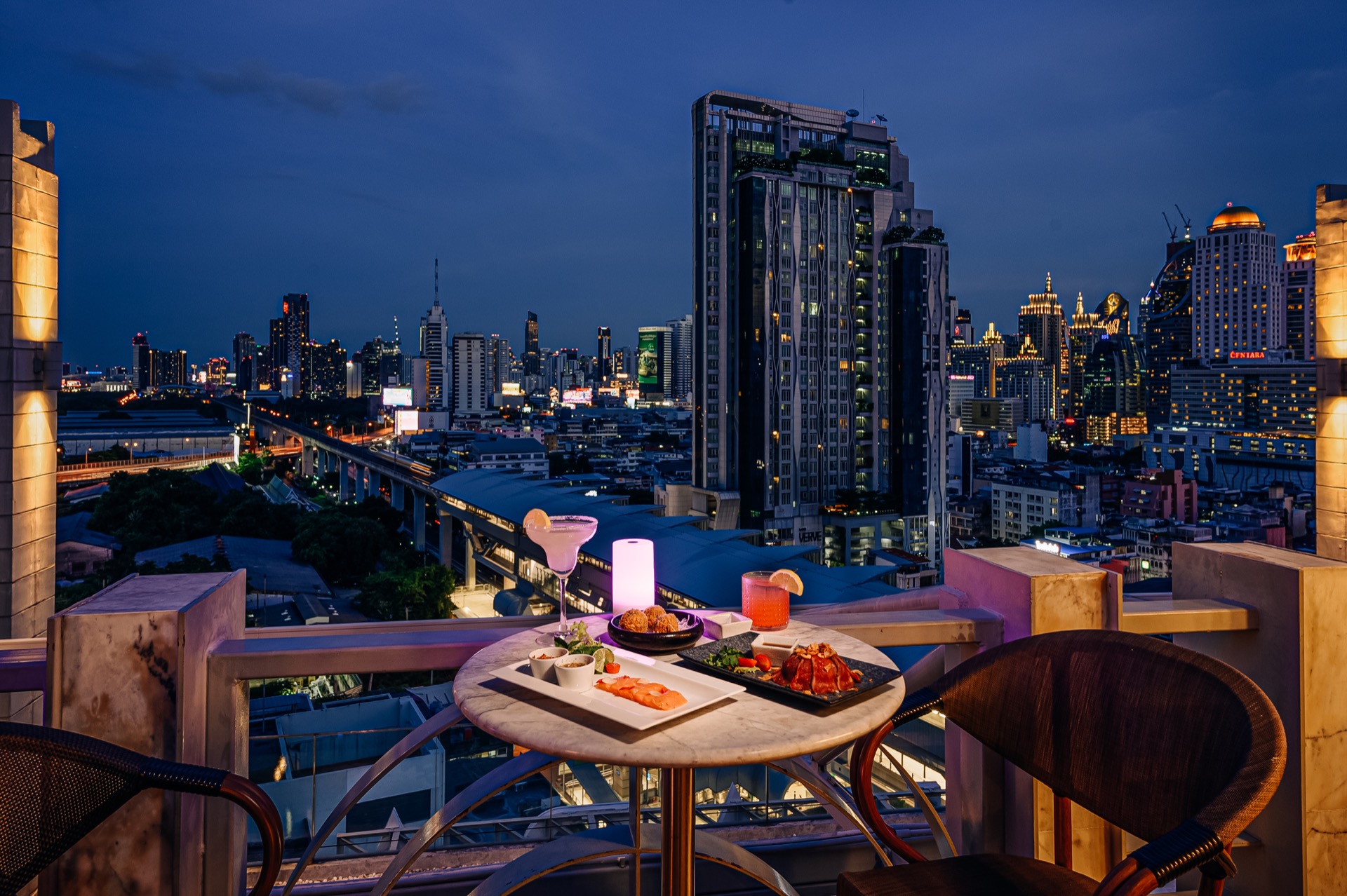 曼谷阿卡拉酒店梭子魚屋頂酒吧暢飲之夜