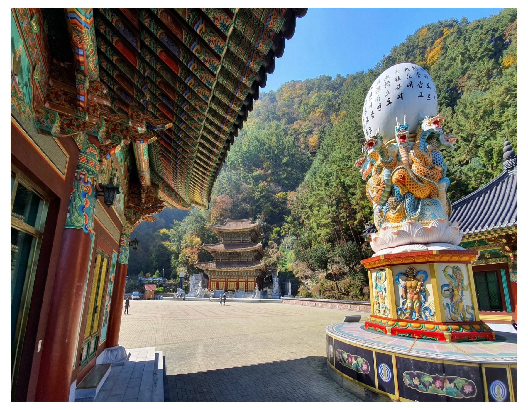 「山中堡壘」🏔️ 體驗小白山脈中，具仁寺宏偉的建築。見證壯麗的建築與秋季紅葉交織而成的夢幻和諧。