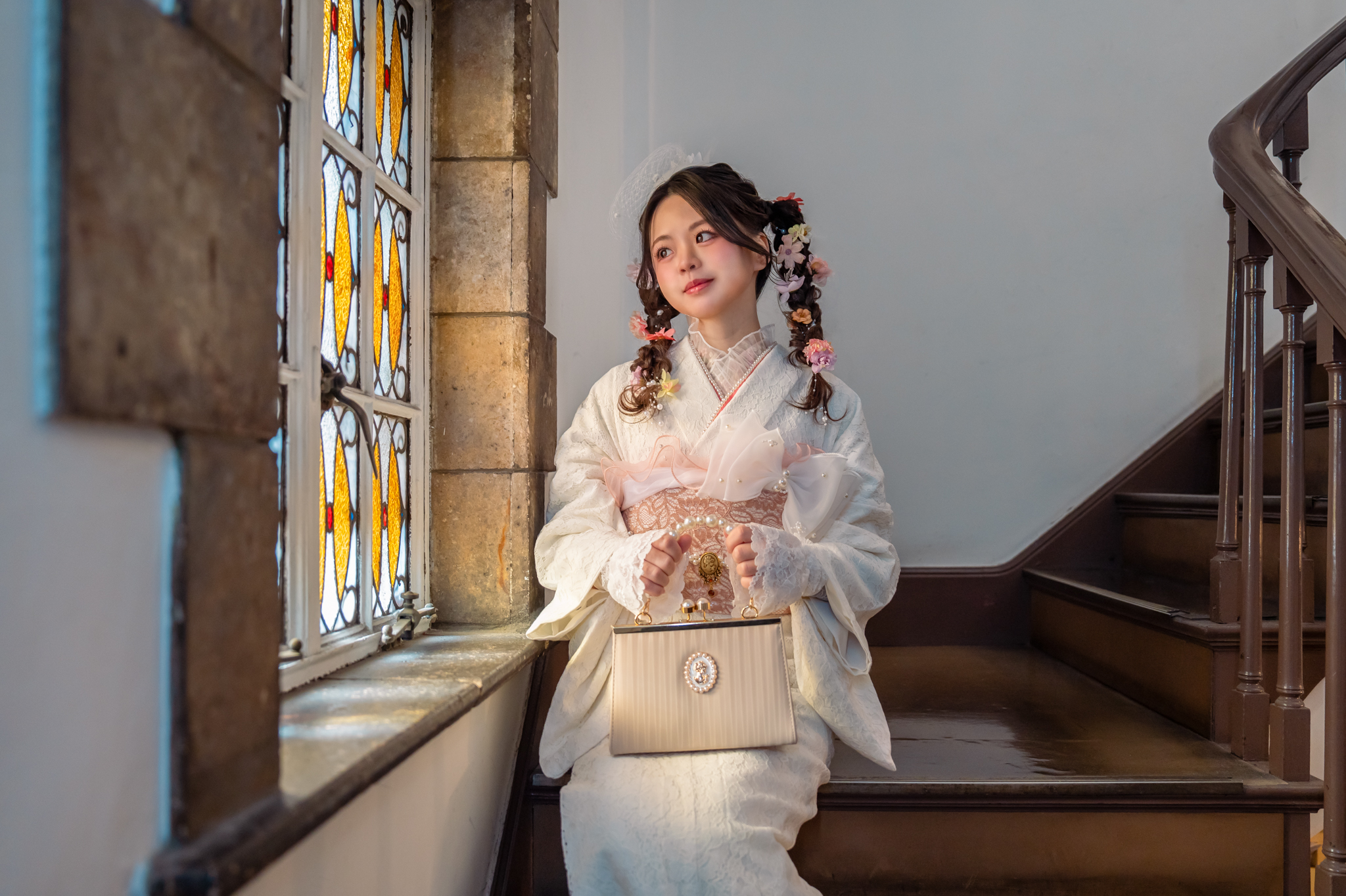 柔和的白色搭配上精緻的蕾絲和褶邊,打造出高雅浪漫的和服風格,與中之島的西式建築氛圍相協調,營造出和風與西洋之美融合的如詩如畫的世界觀。 柔和的白色搭配上精緻的蕾絲和褶邊,打造出高雅浪漫的和服風格,與中之島的西式建築氛圍相協調,營造出和風與西洋之美融合的如詩如畫的世界觀。