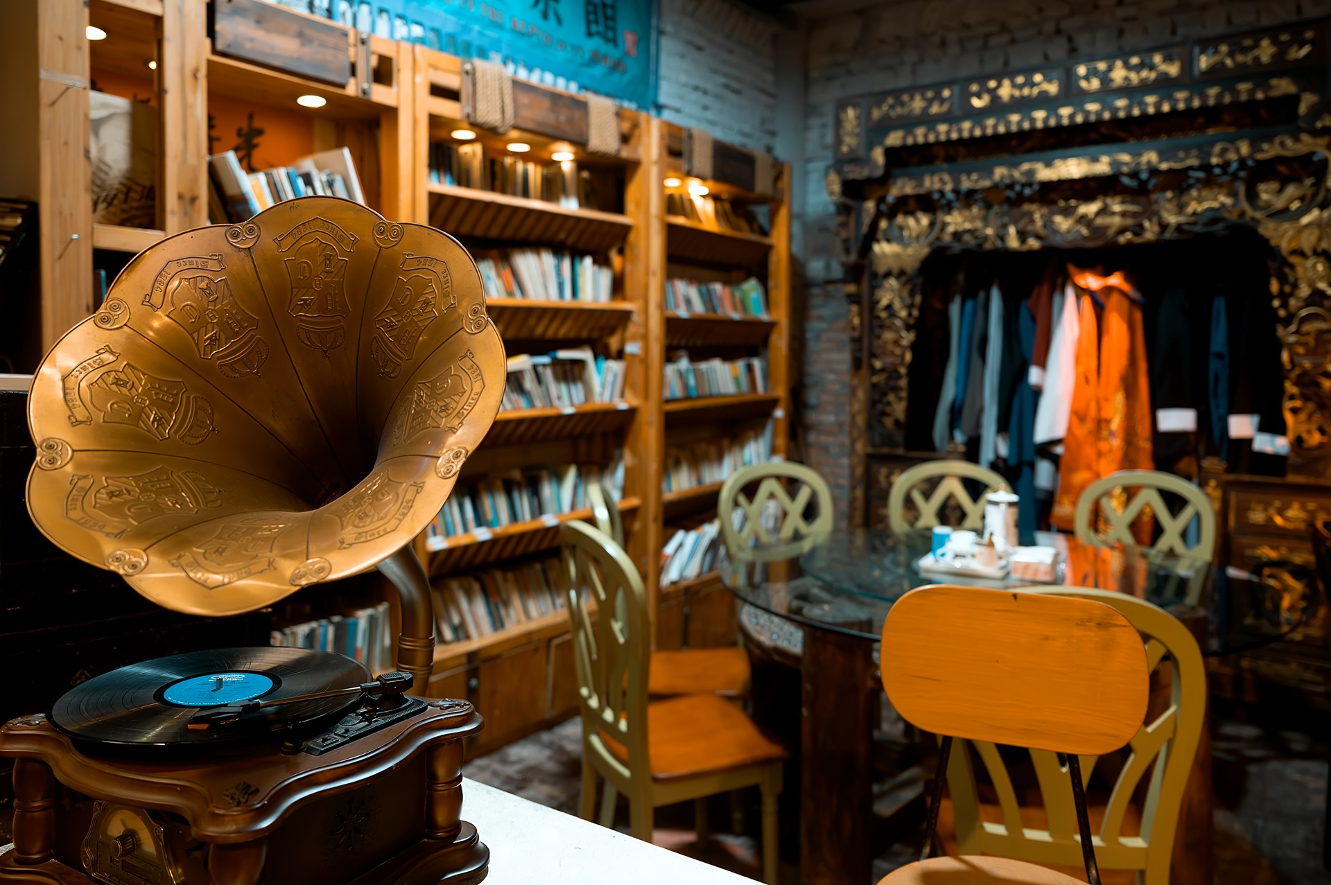 擺滿書籍且有復古留聲機的地方，彷彿能流淌出舊時光的旋律，多樣的場景為人們營造出豐富的休閒與體驗氛圍
