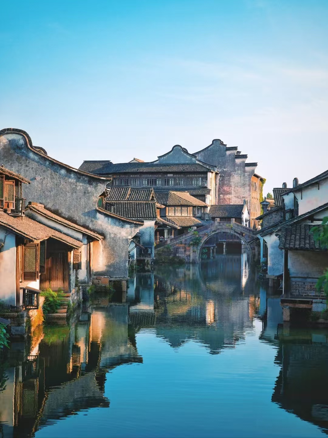 西柵打造的是商務旅遊、休閒度假為主。由12座小島組成，70多座小橋將這些小島串連在一起。街區內的名勝古蹟、手工作坊、經典展館、民俗風情、休閒場所讓人流連忘返，自然風光美不勝收，泛光夜景氣勢磅礴。