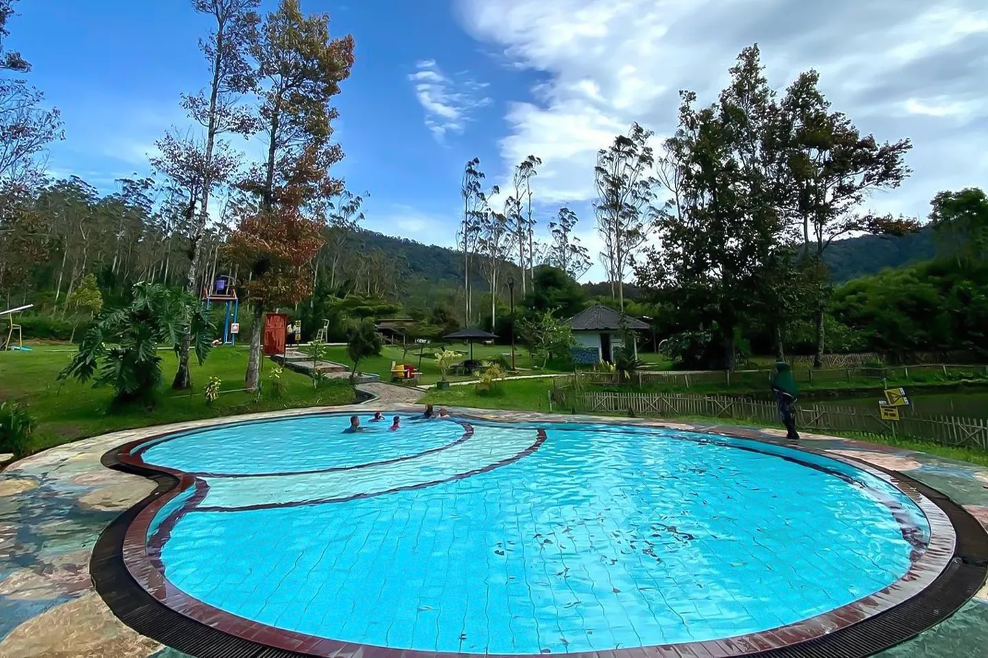 在泳池中盡情放鬆,沉浸在令人驚豔的景色和翠綠森林之中 在泳池中盡情放鬆,沉浸在令人驚豔的景色和翠綠森林之中