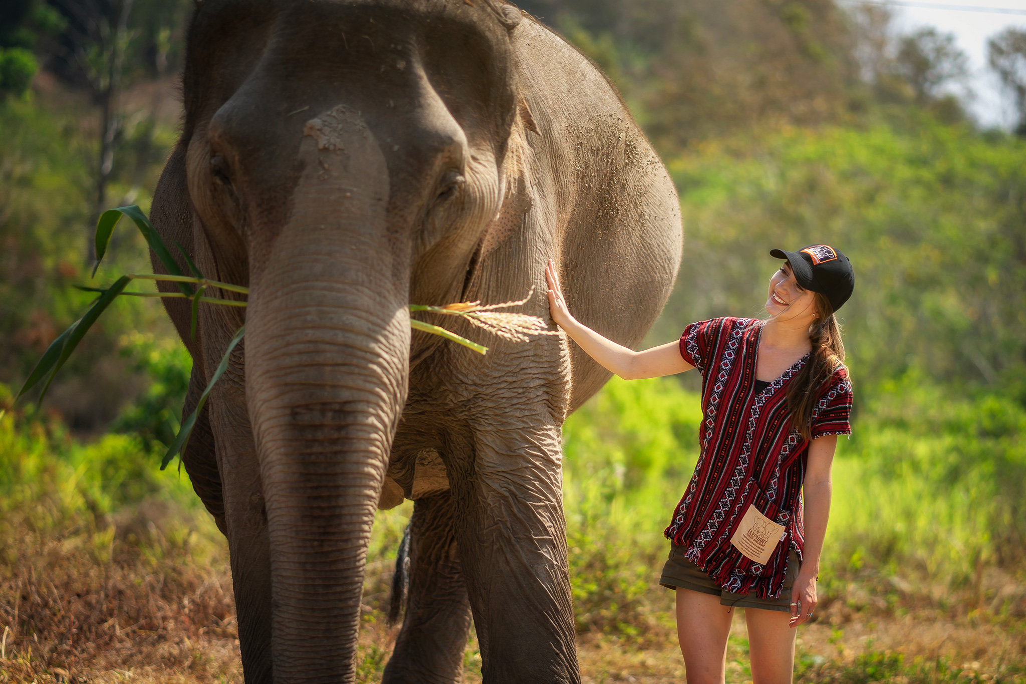 換上傳統克倫族服裝,近距離親手餵食 換上傳統克倫族服裝,近距離親手餵食