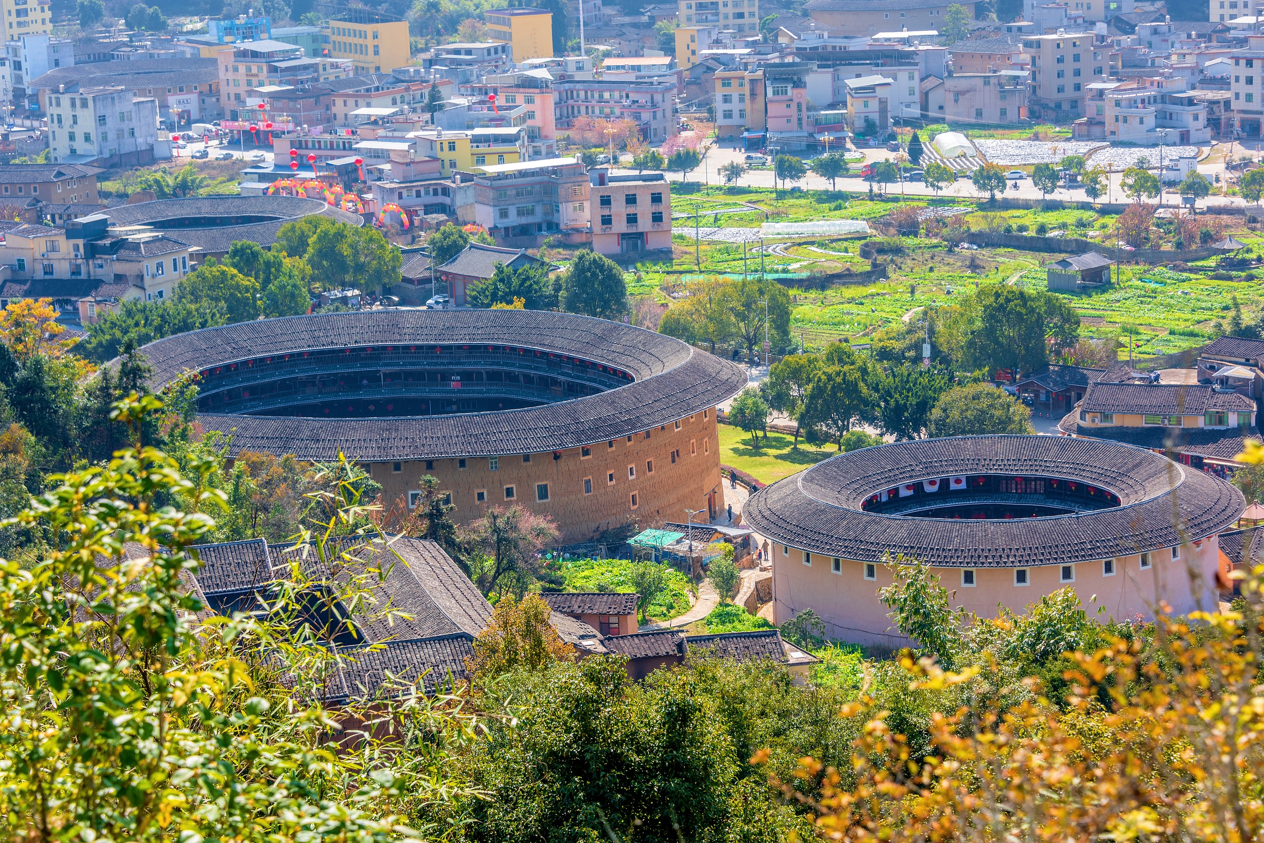 高北土樓群是福建土樓世界文化遺產精華之一，是永定土樓的代表作。景區裡有“圓樓”美譽的承啟樓和歷史悠久的五雲樓、世澤樓以及有“博士樓”之稱的僑福樓等土樓，眾土樓和大自然融為一體，呈現一派美妙無比的田園風光。