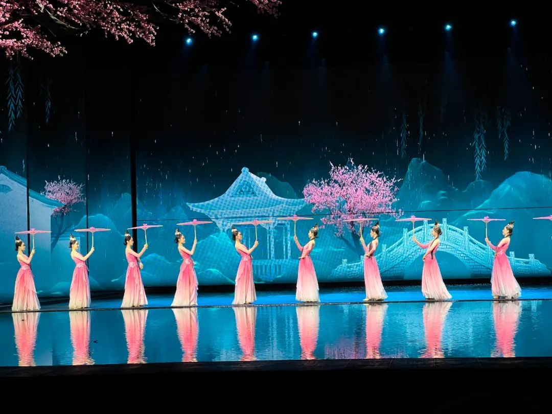 悠悠浦江，流淌千年，孕育了詩畫裡的滬上江南。江南你是一幅畫，菸雨朦朧，水墨丹青；江南你是一首曲，吳儂軟語，道不盡的人間滄桑。一艘船，一把傘，一段情，這就是滬上江南。