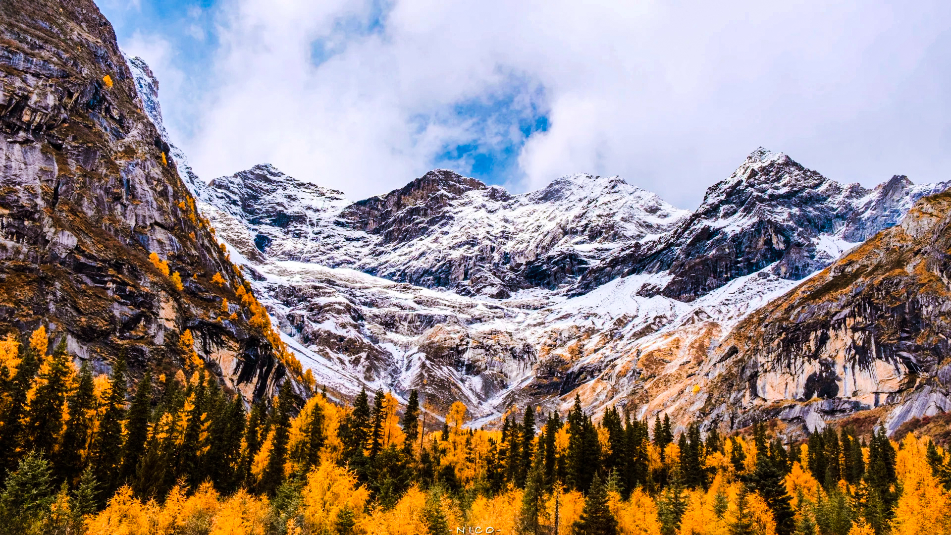 雪山的冷峻與彩林的熱烈在此交融，藍天下的畢棚溝，像一幅濃墨重彩的油畫。每一眼望去，都是大自然最慷慨的視覺饋贈