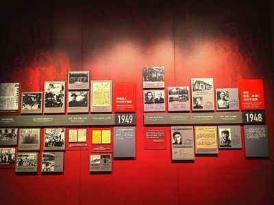 展牆以紅色為底,分 1948、1949 年陳列史料,含照片、文獻,聚焦長沙和平解放,清晰呈現歷史脈絡與關鍵事件 展牆以紅色為底,分 1948、1949 年陳列史料,含照片、文獻,聚焦長沙和平解放,清晰呈現歷史脈絡與關鍵事件