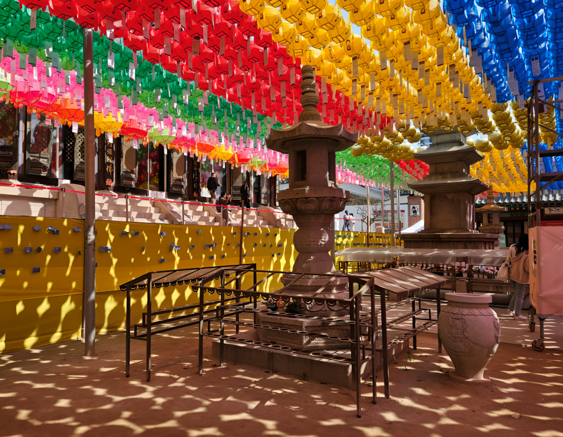 盞盞承載心願的燈籠,以及歷經歲月洗禮的石塔。透過導遊講述的佛教故事,深入了解其文化底蘊。 盞盞承載心願的燈籠,以及歷經歲月洗禮的石塔。透過導遊講述的佛教故事,深入了解其文化底蘊。