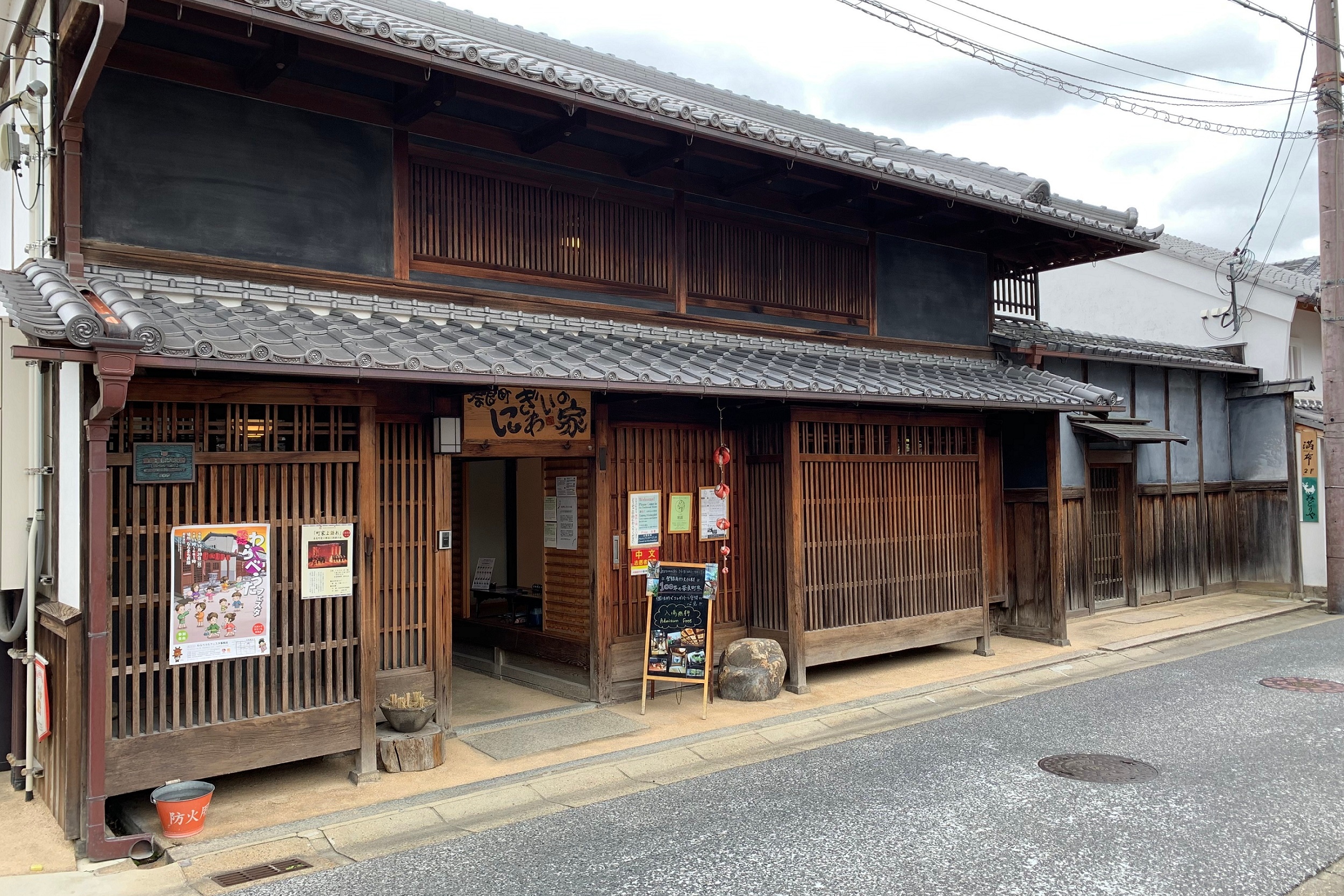 Take in the picturesque scenery at Kasuga Taisha shrine