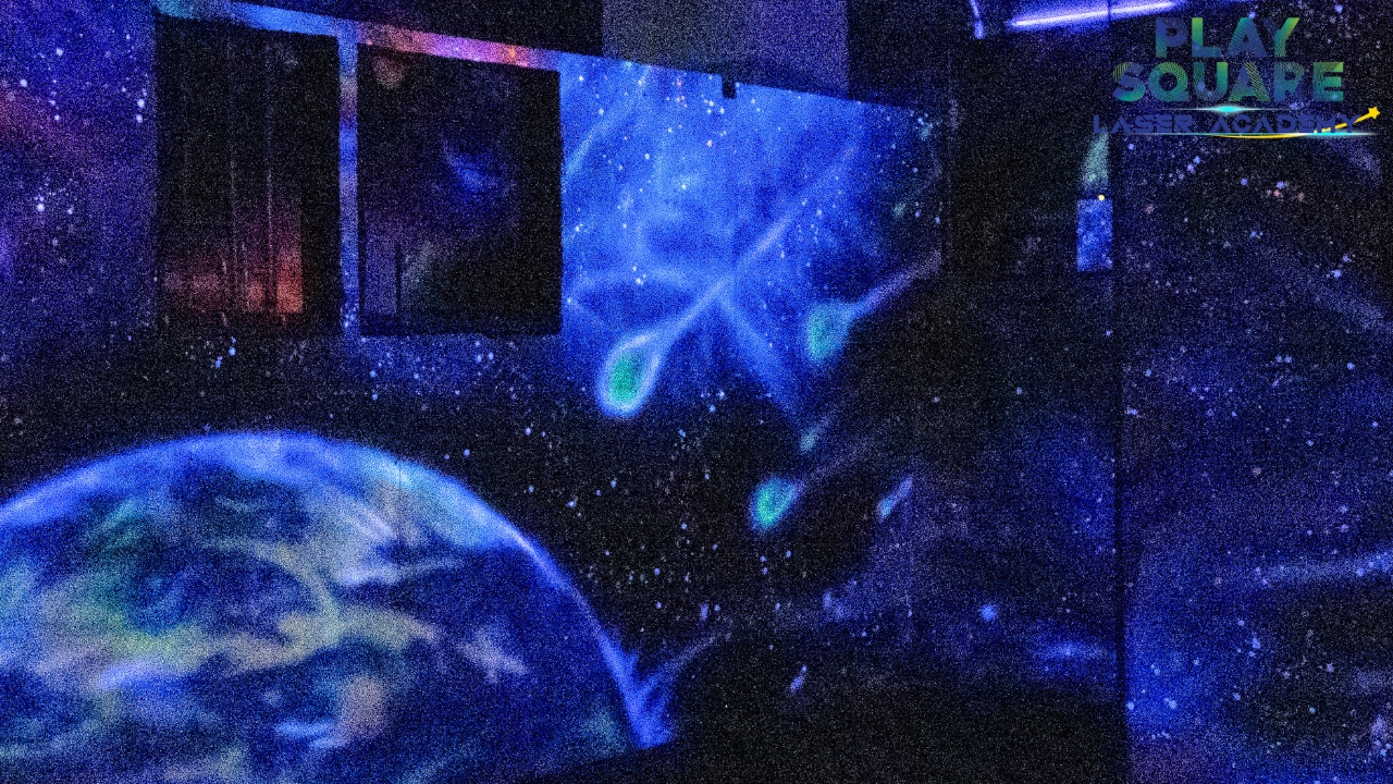 讓自己沉浸在未來公園 Rangsit 分店 Playsquare 鐳射槍戰的宇宙戰場中，周圍環繞著行星和霓虹燈—— 一次真正的星際體驗！