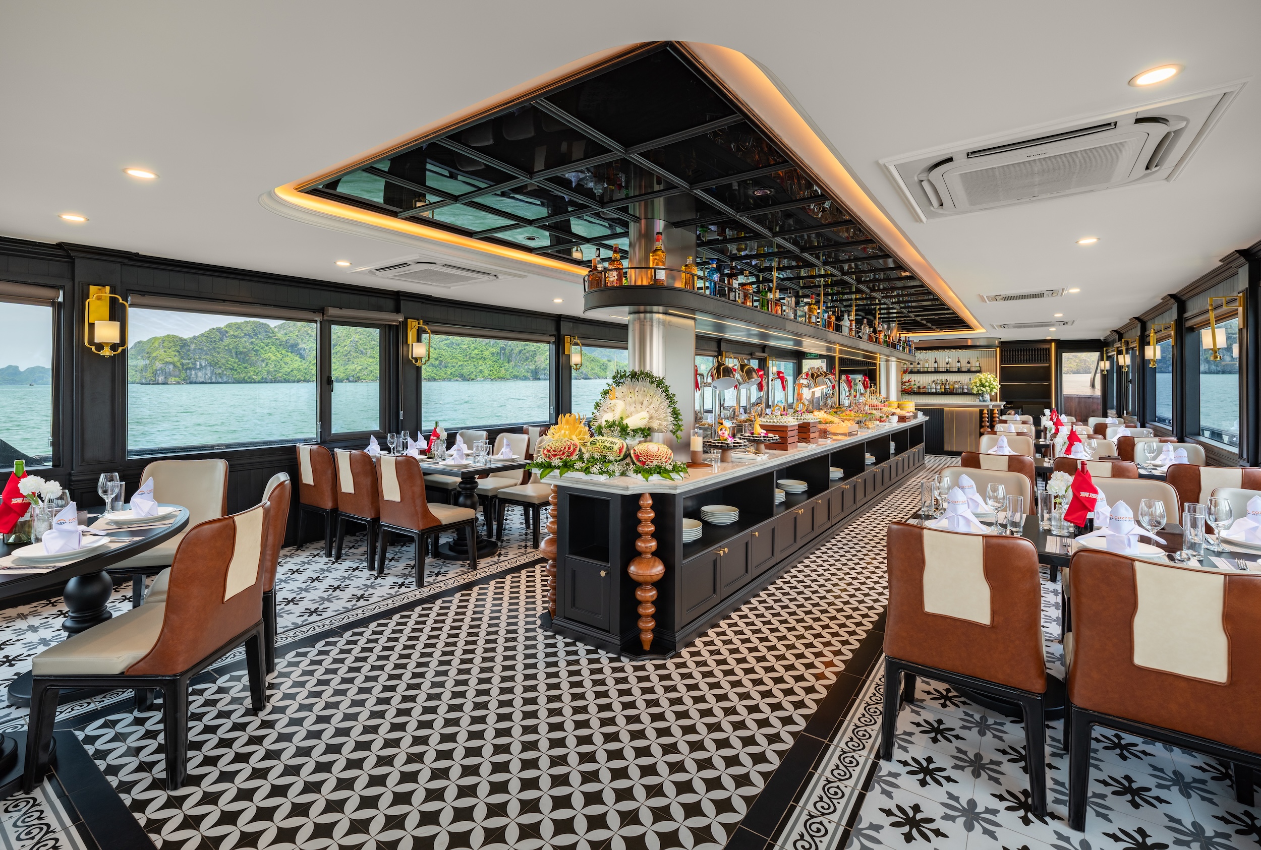 在Cozy Bay Premium Cruise上享受精緻的餐飲體驗——在這裡,精緻的美食與下龍灣的壯麗景色相遇。 在Cozy Bay Premium Cruise上享受精緻的餐飲體驗——在這裡,精緻的美食與下龍灣的壯麗景色相遇。