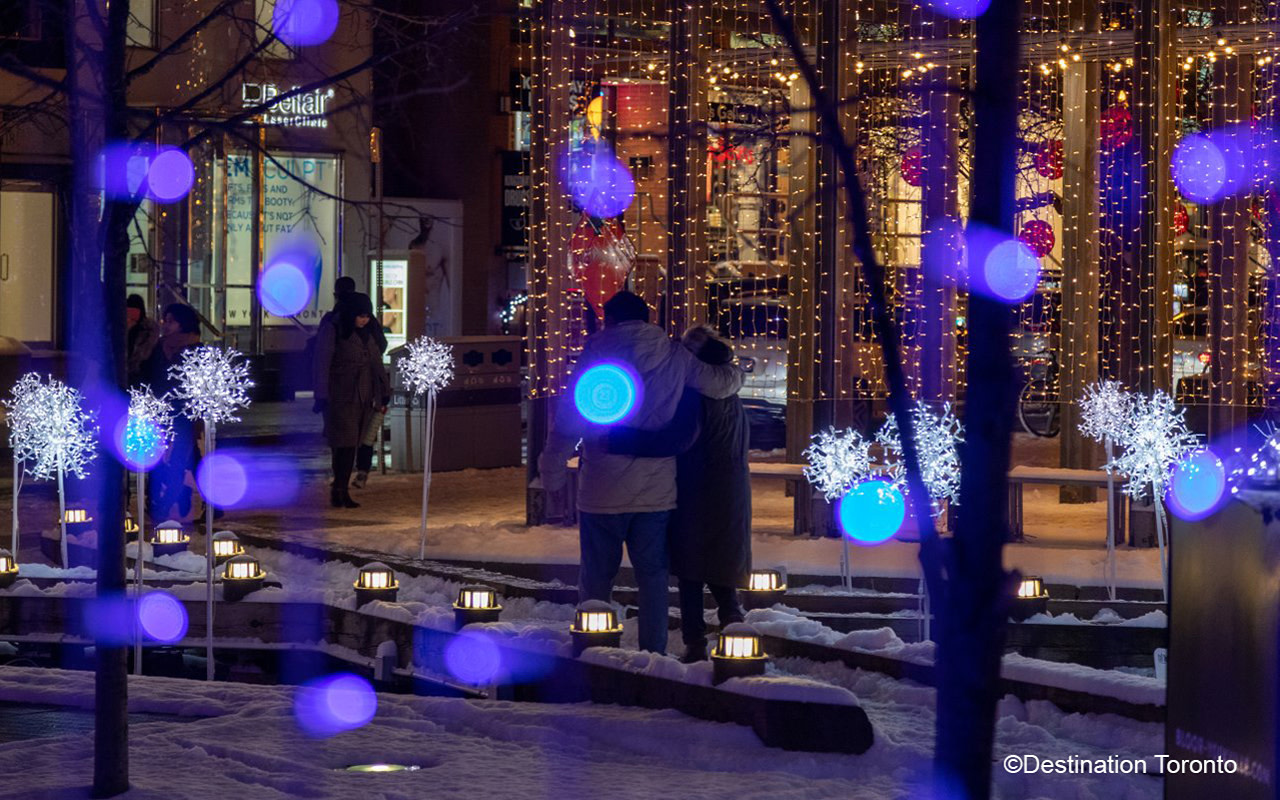 璀璨絢麗的燈光大遊行點亮納森菲利普廣場（Nathan Phillips Square），並飾以繽紛的季節裝飾