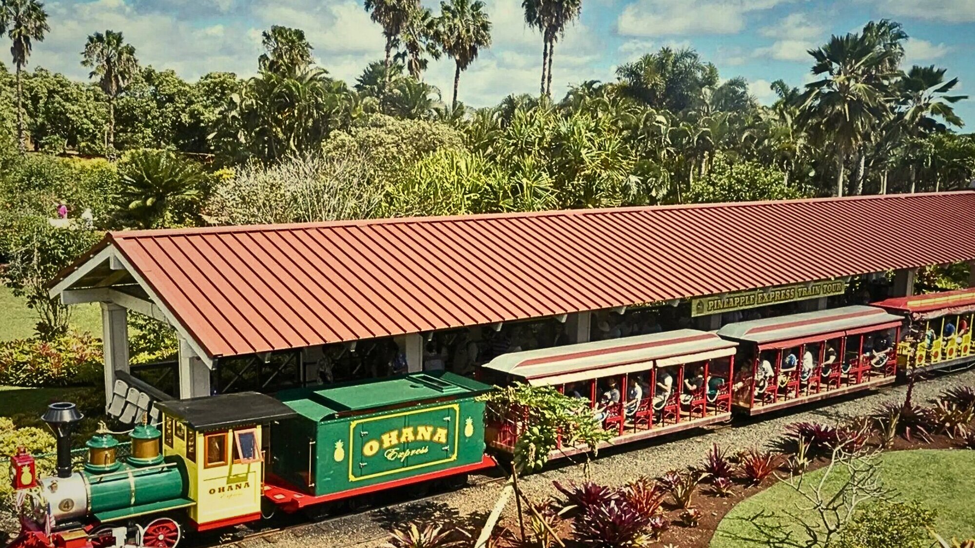 搭乘歐胡島都樂鳳梨園的鳳梨特快車，在鬱鬱蔥蔥的熱帶花園中享受風景優美的火車之旅，同時了解夏威夷著名的鳳梨歷史。