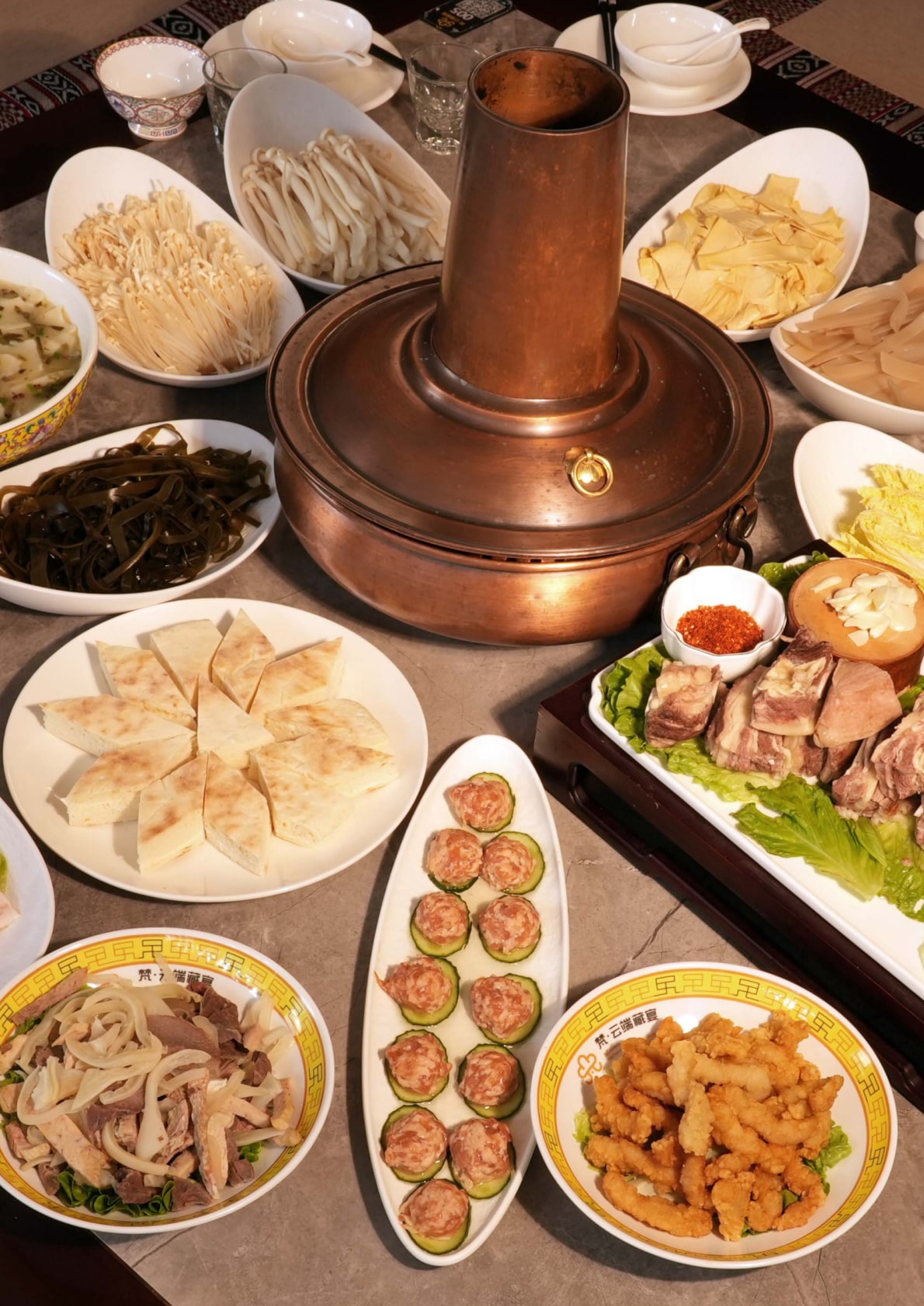 Van · Cloud Top Tibetan Feast | Jiuzhaigou Scenic Area Branch