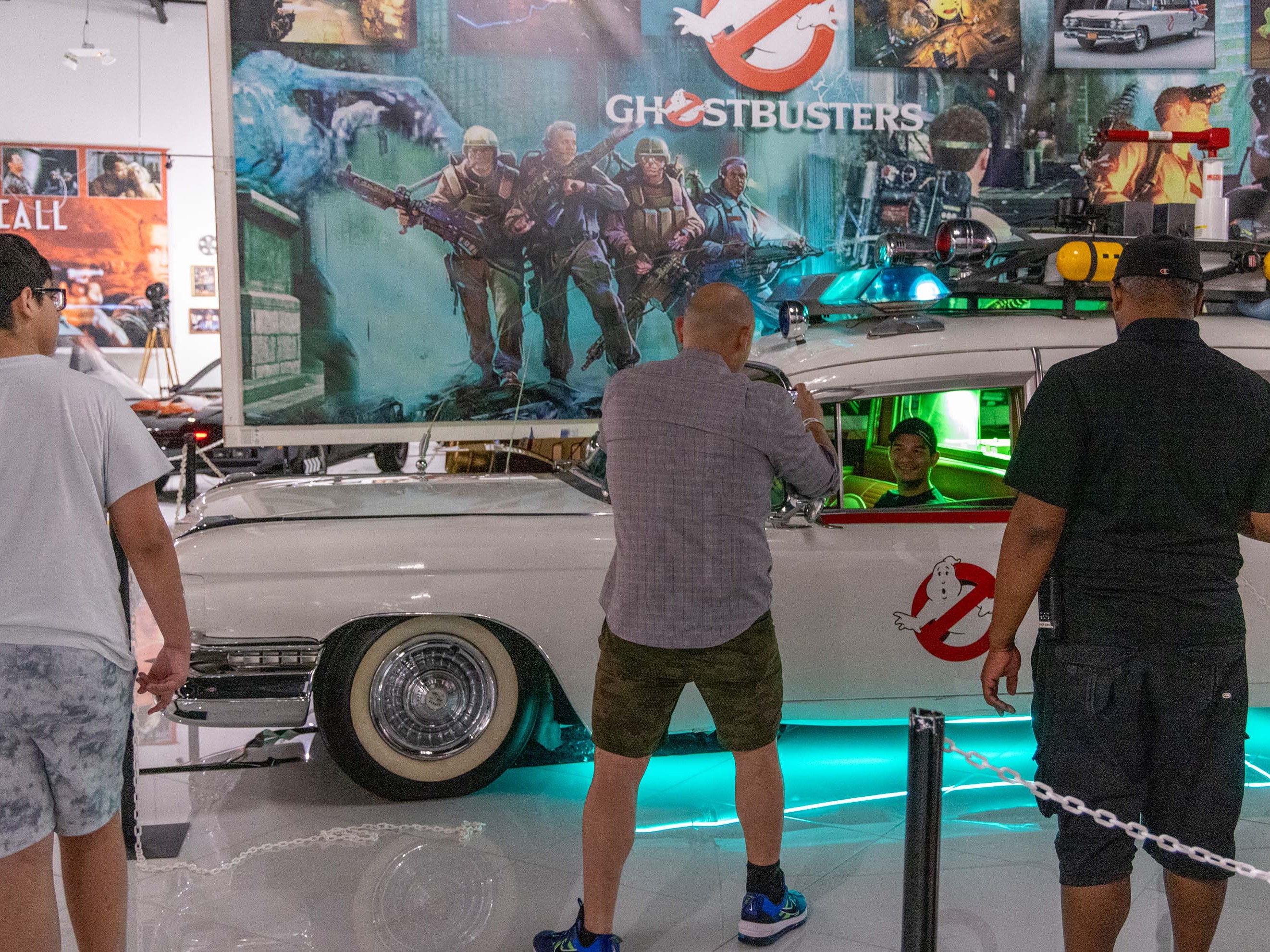 站在難忘的《捉鬼敢死隊》車輛旁，準備好迎接超自然行動和懷舊之旅