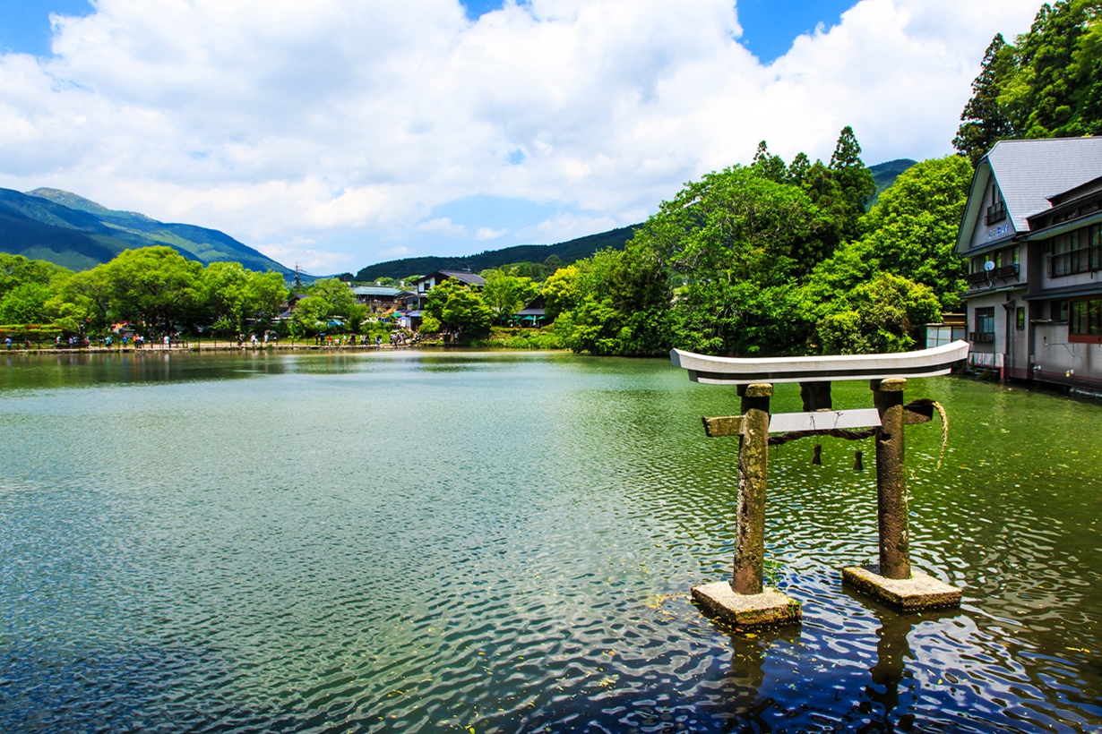 金鱗湖旁有「天祖神社」，聳立在湖畔的鳥居彷彿浮在水面上，因水霧製造朦朧美感，更增添了神秘色彩