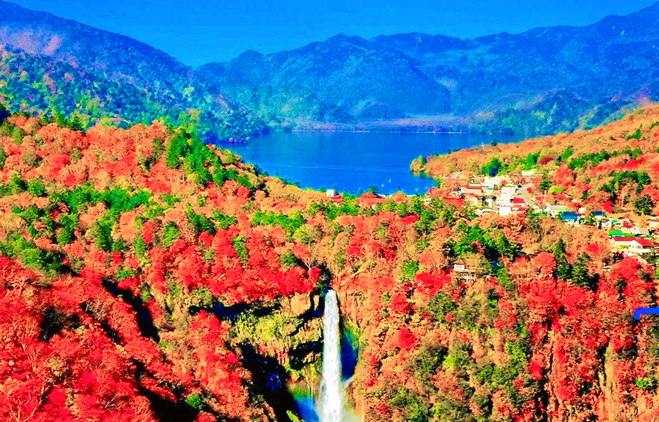 華嚴瀑布-日本三大名瀑之一,秋季最為壯觀,周圍的樹葉變為絢麗的紅橙色,與瀑布相互映襯 華嚴瀑布-日本三大名瀑之一,秋季最為壯觀,周圍的樹葉變為絢麗的紅橙色,與瀑布相互映襯