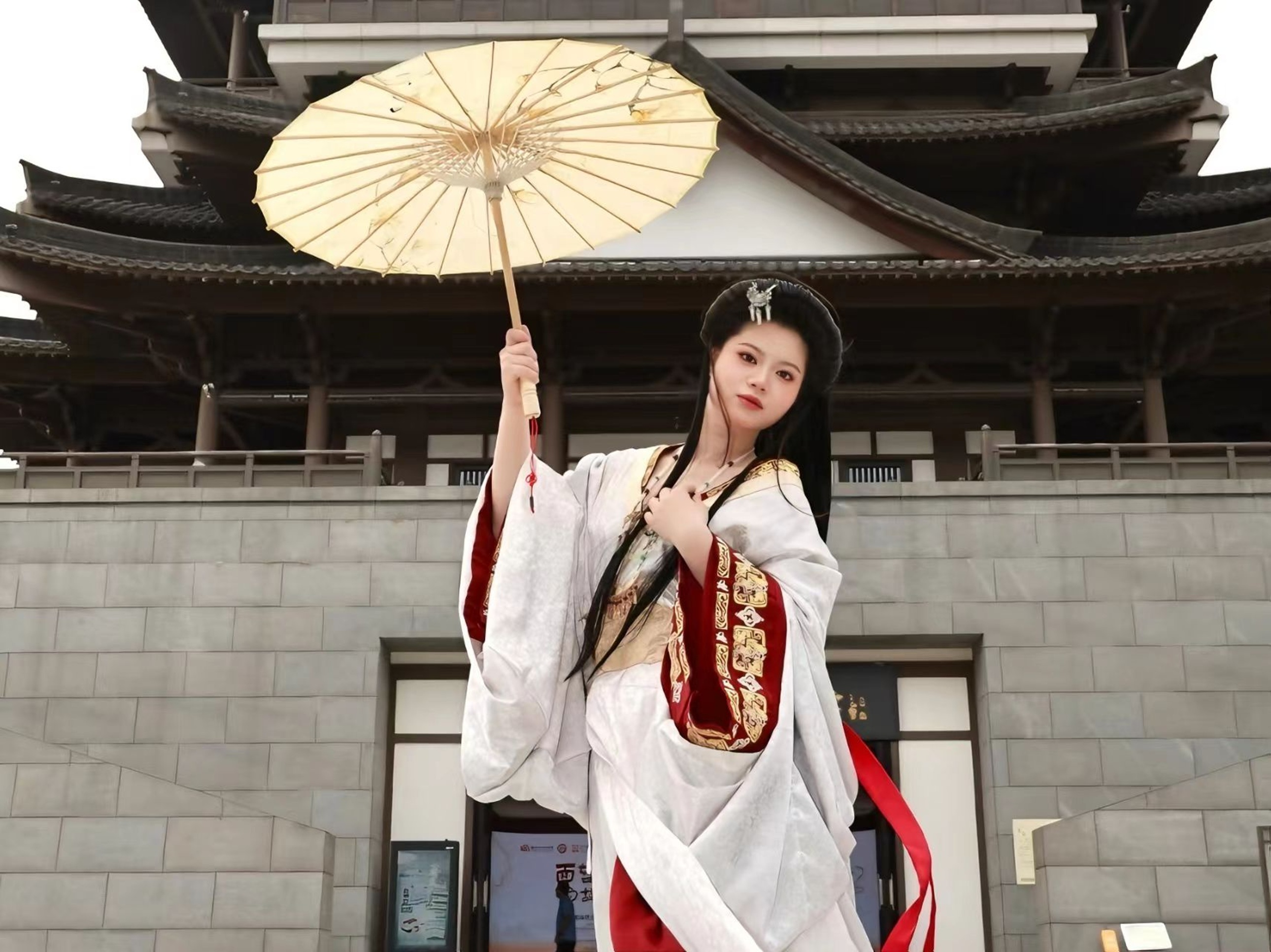 白紅相間漢服配金紋廣袖,少女持黃傘立於古建前,衣袂翩躚,盡顯魏晉風骨的灑脫與大氣 白紅相間漢服配金紋廣袖,少女持黃傘立於古建前,衣袂翩躚,盡顯魏晉風骨的灑脫與大氣