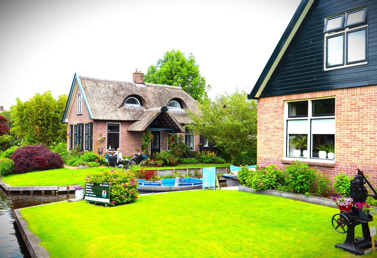 Giethoorn One-Day Tour from Amsterdam with Small Electric Boat