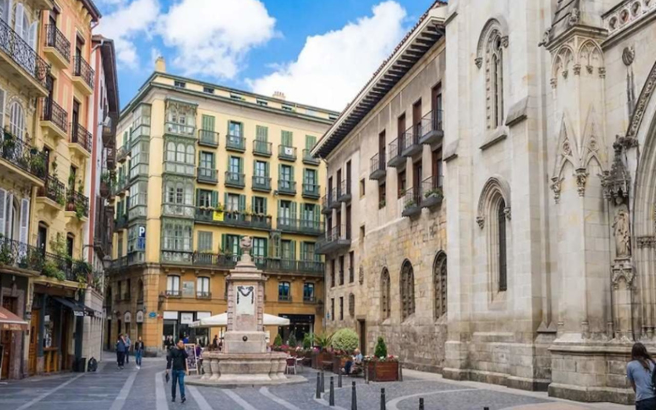 騎行穿梭於畢爾包舊城區迷人的行人專用道，探索歷史悠久的廣場。