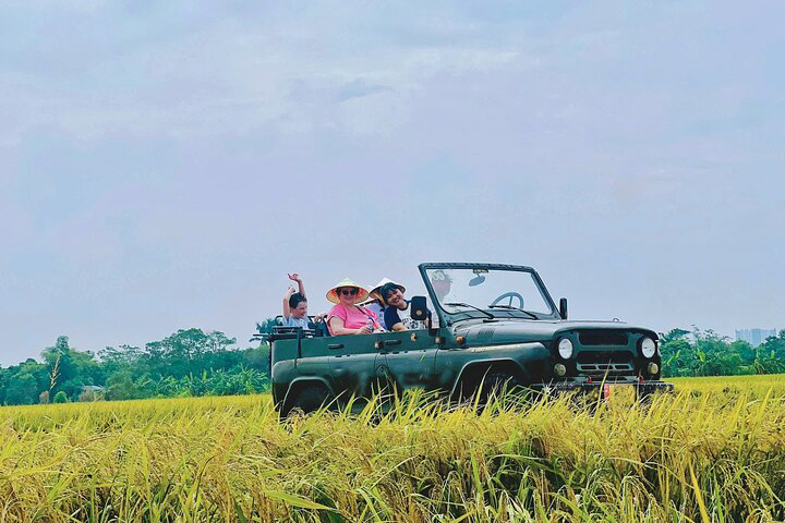 節日期間，人們會在村裡的公共房屋裡舉行活動，包括抬轎子、祭祀和民間遊戲等。