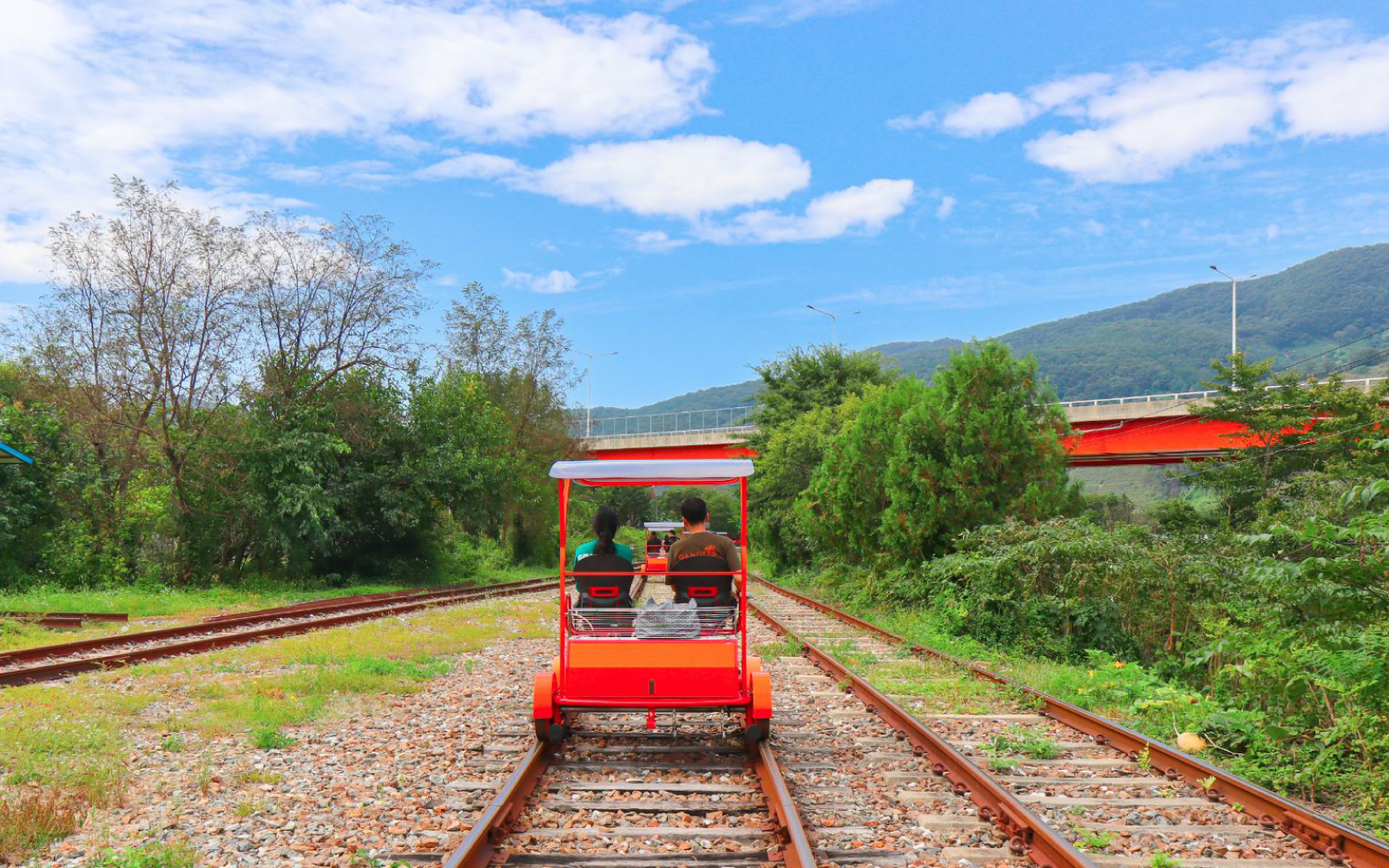 適合所有年齡層,獨特又有趣的冒險體驗。在美麗的自然風光中,沿著舊鐵軌滑行! 適合所有年齡層,獨特又有趣的冒險體驗。在美麗的自然風光中,沿著舊鐵軌滑行!