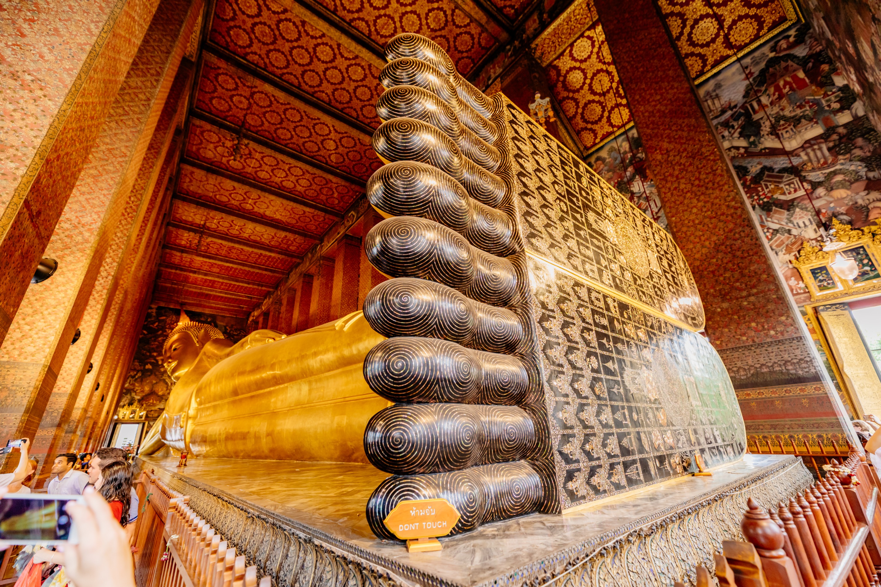 臥佛寺也是去泰國必訪的古老寺廟之一，擁有泰國最大的臥佛像，巨大且莊嚴