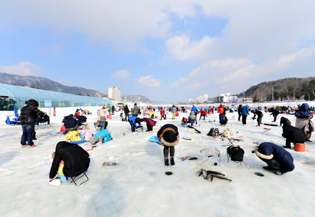 乘坐傳統韓式雪橇或充氣胎，在結冰的河面上盡情滑行。還能體驗冰上足球、雪橇、花式溜冰、高空滑索、冰壺等精彩活動。