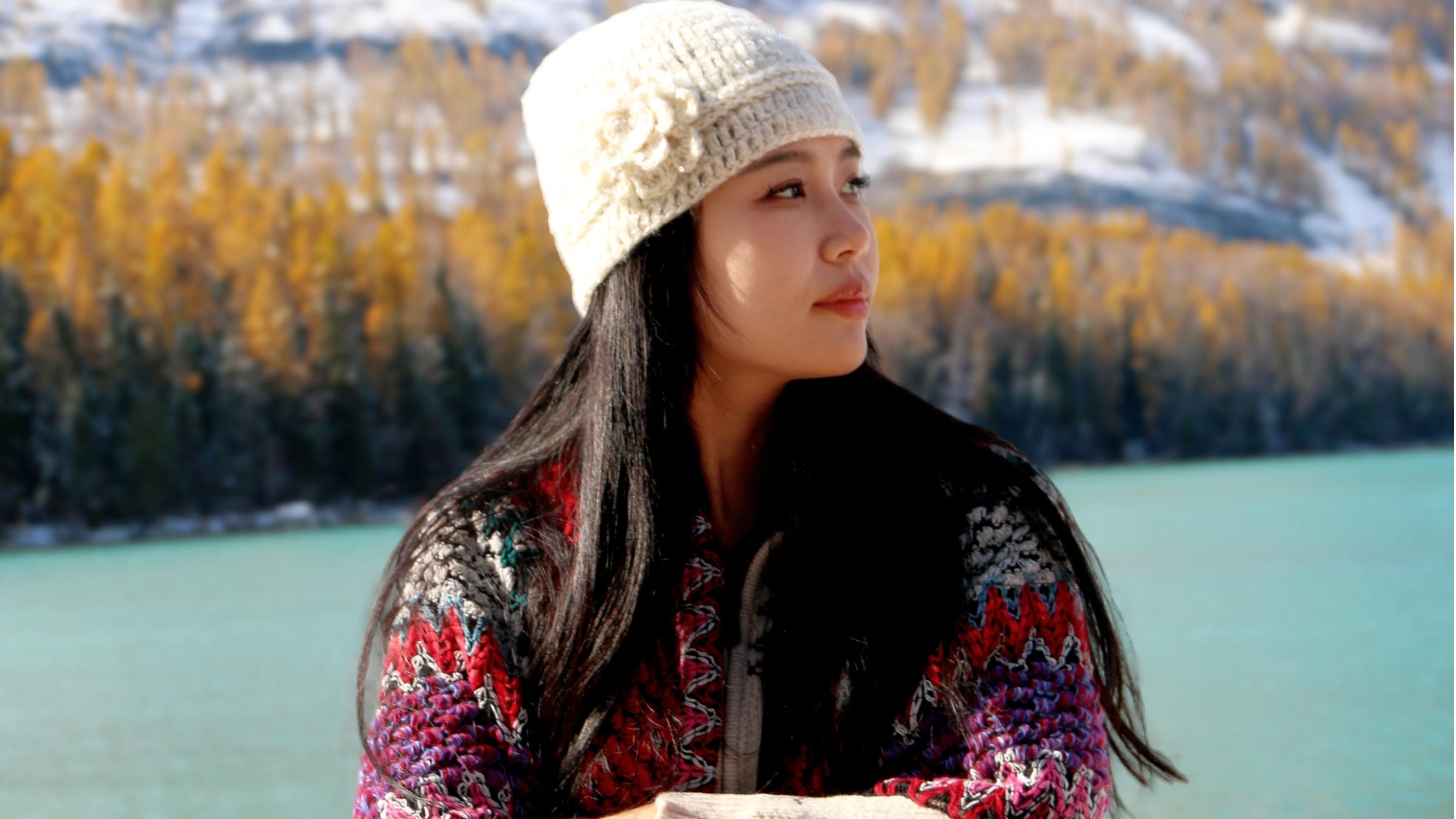 At dawn, Shenxian Bay transforms into a fairyland as the morning mist rises from the lake, entwining the silver-clad fir forest, with distant mountains like ink washes in the mist.