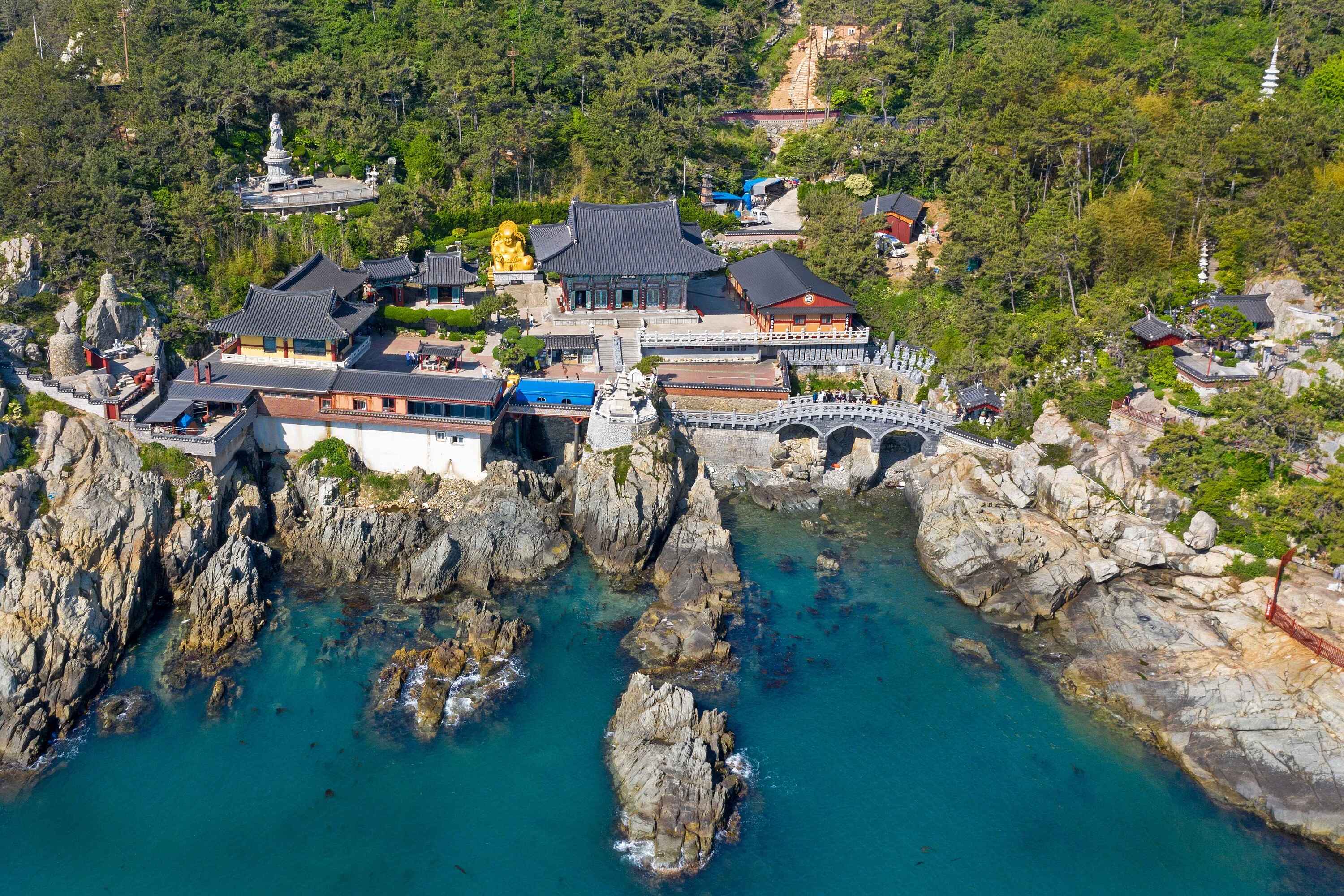 海東龍宮寺：在韓國最迷人的海濱寺廟，見證精神建築與浩瀚海洋交織而成的壯麗傑作。