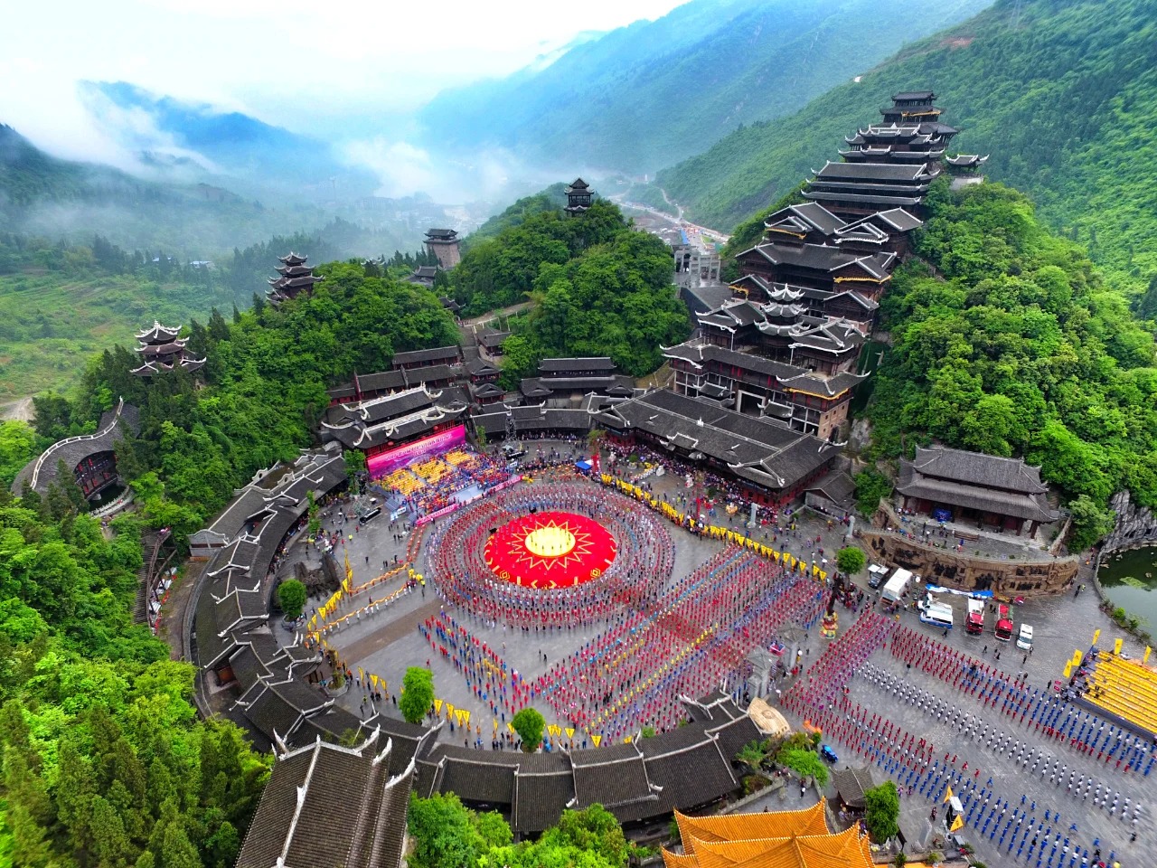 重慶精華景點高端5日遊（武隆天生三橋+仙女山+洪崖洞+烏江古鎮+阿依河+蚩尤九黎城+重慶網紅景點+贈送苗族歌舞晚會+重慶往返）