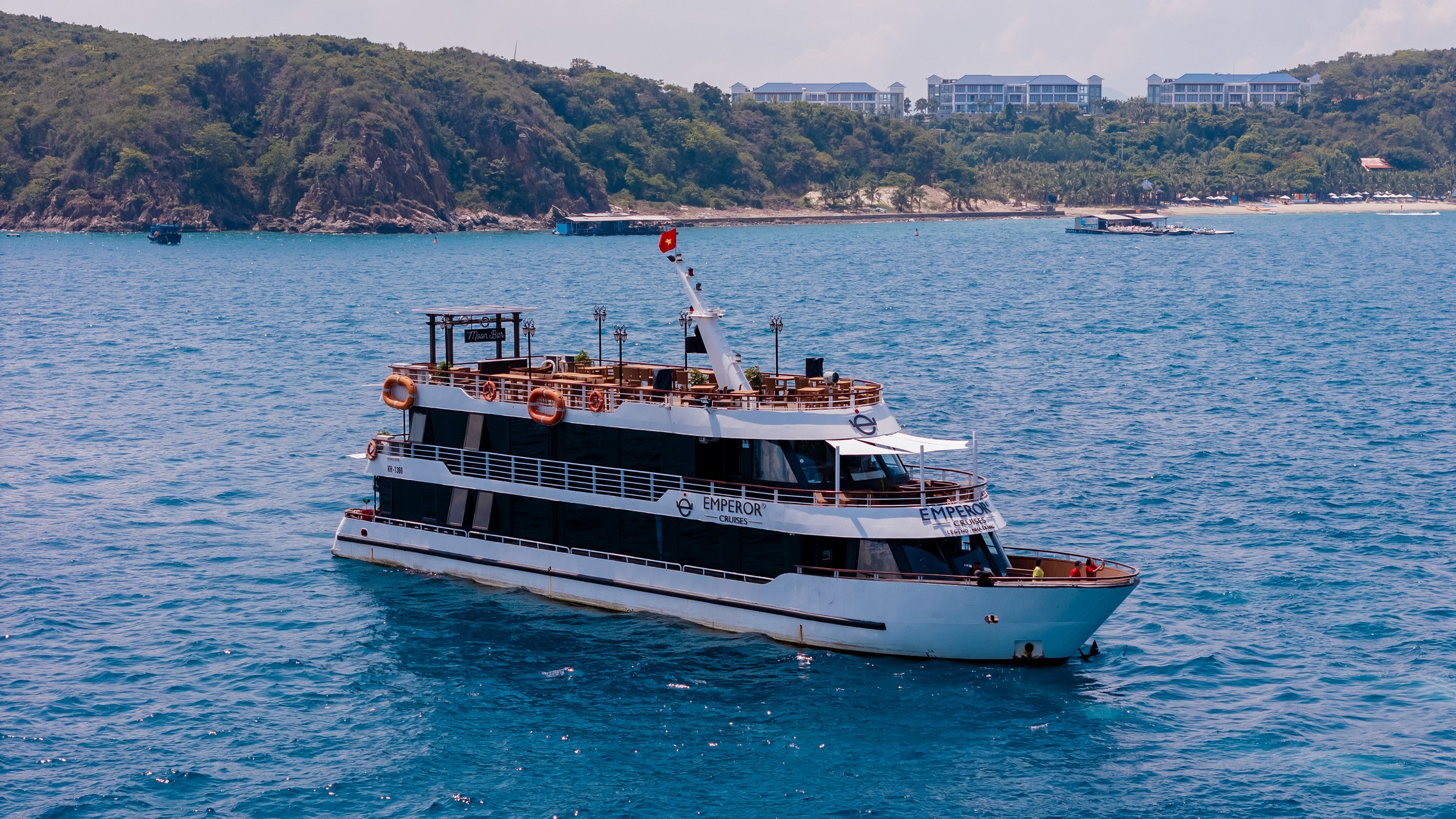 Nha Trang Luxury Dinner Cruise on Emperor Legend with Seafood